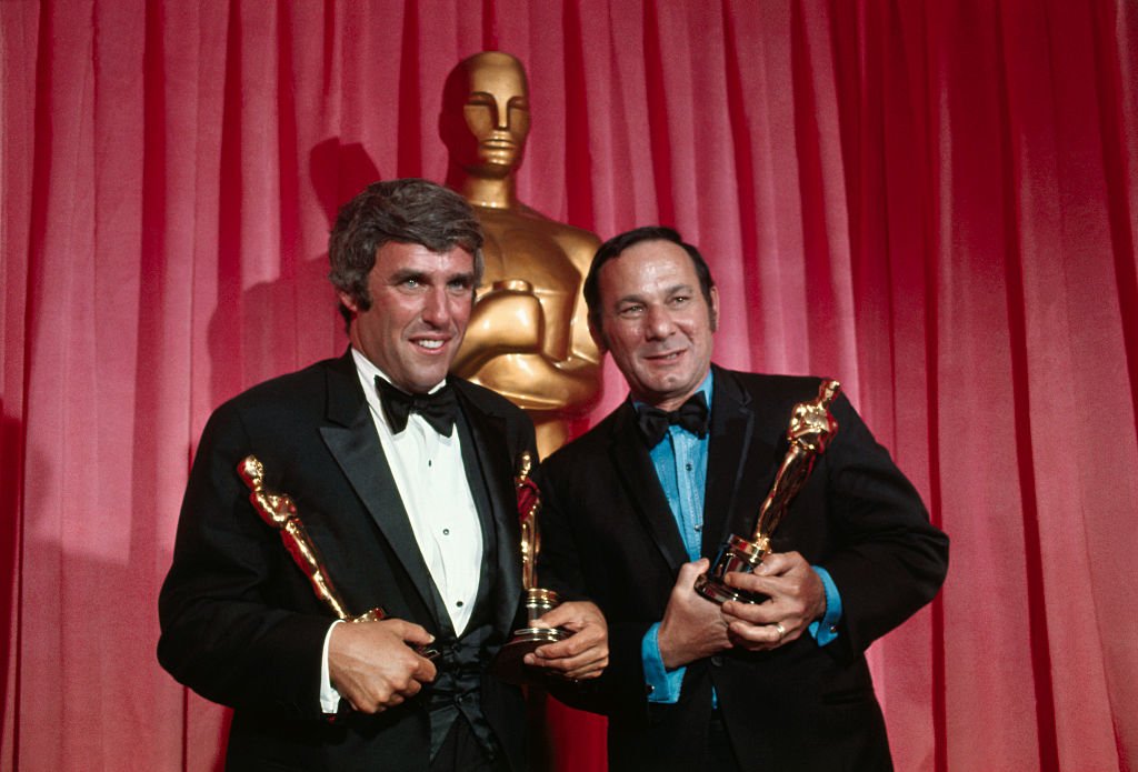 Pour la "meilleure chanson dans un film" de 1969, le compositeur Burt Bacharach (à gauche) et le parolier Hal David tiennent les Oscars qu'ils ont gagnés pour "Raindrops Keep Falling on my Head" de "Butch Cassidy and the Sundance Kid", lors de la cérémonie des Oscars. | Source : Getty Images