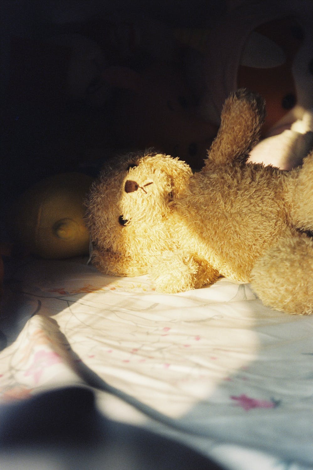 Un animal en peluche sur un lit | Source : Pexels