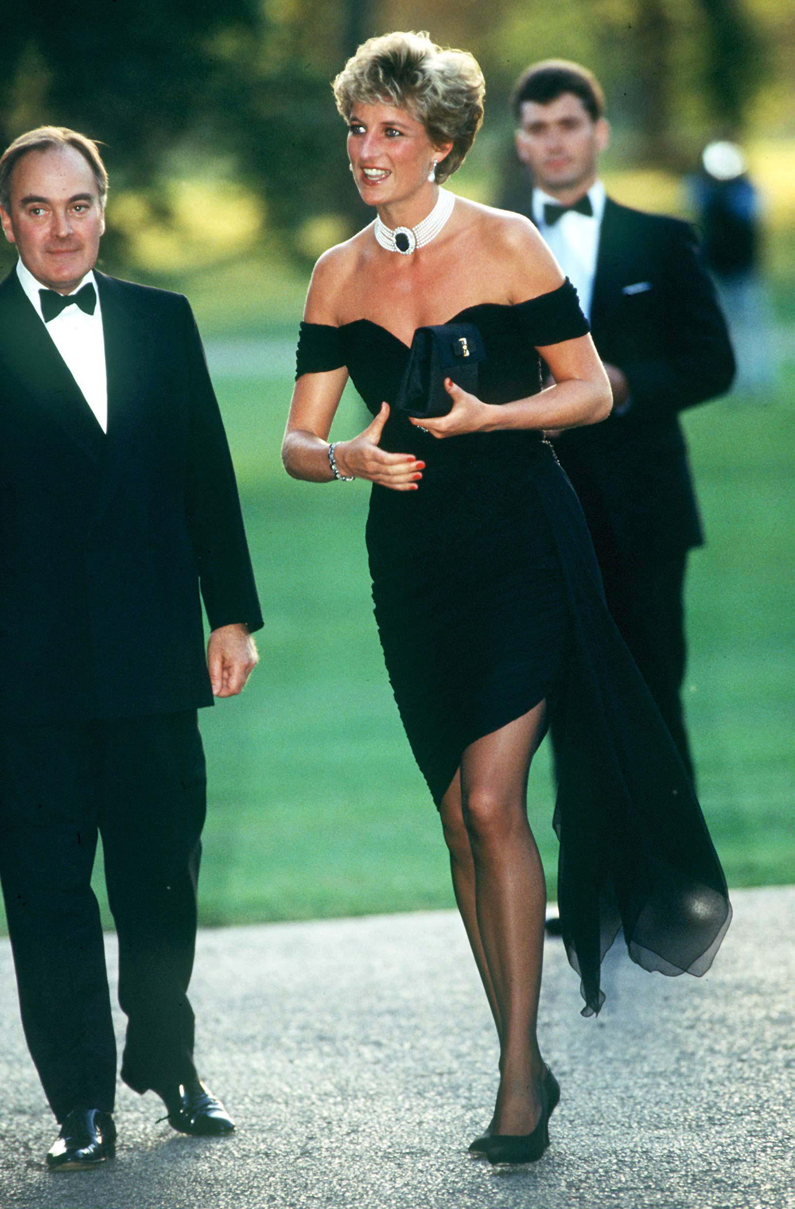 La princesse Diana dans la "robe de la vengeance" créée par Christina Stambolian, assistant à la soirée Vanity Fair à la Serpentine Gallery à Londres le 29 juin 1994 | Source : Getty Images