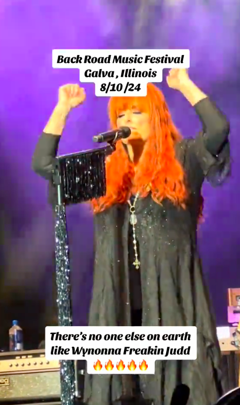 Wynonna Judd se produisant au festival de musique Back Road, posté le 12 août 2024 | Source : TikTok/tanaaa142