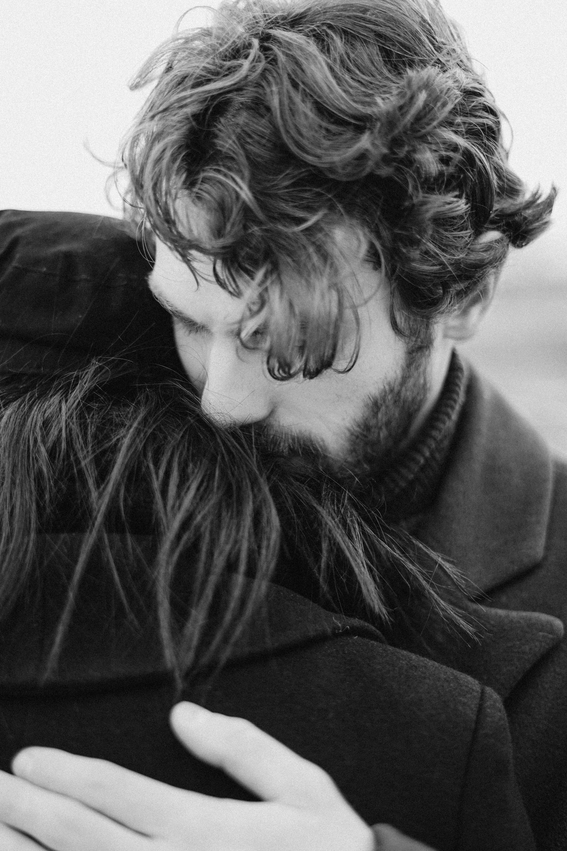 Une photo en niveaux de gris d'un couple qui s'enlace | Source : Pexels