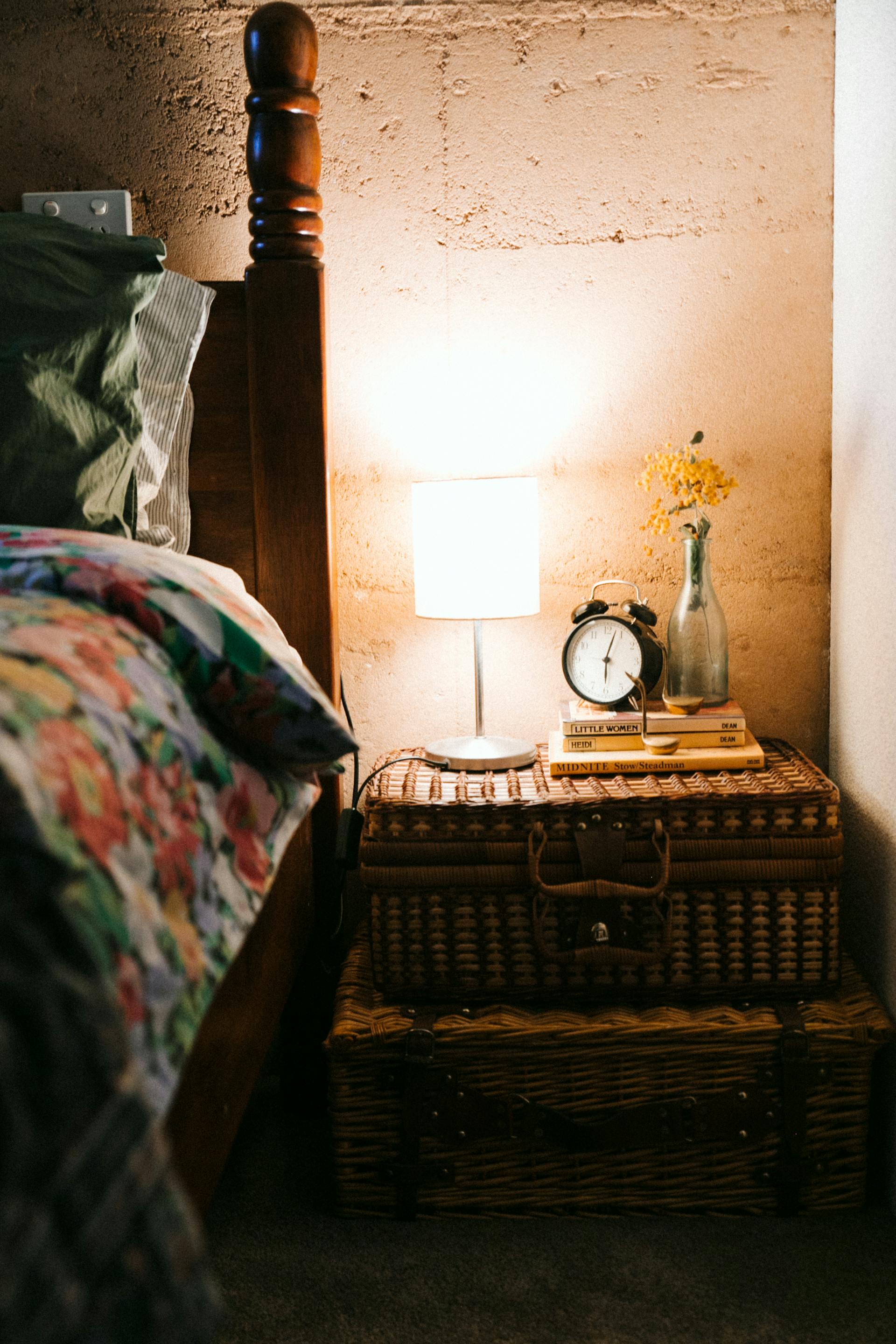 Chambre à coucher avec lampe de chevet sur | Source : Pexels