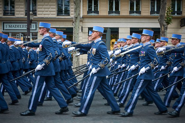 Des membres de l'armée défilent dans le centre de Paris au retour du défilé militaire annuel le 14 juillet 2020.|Photo : Getty Images.