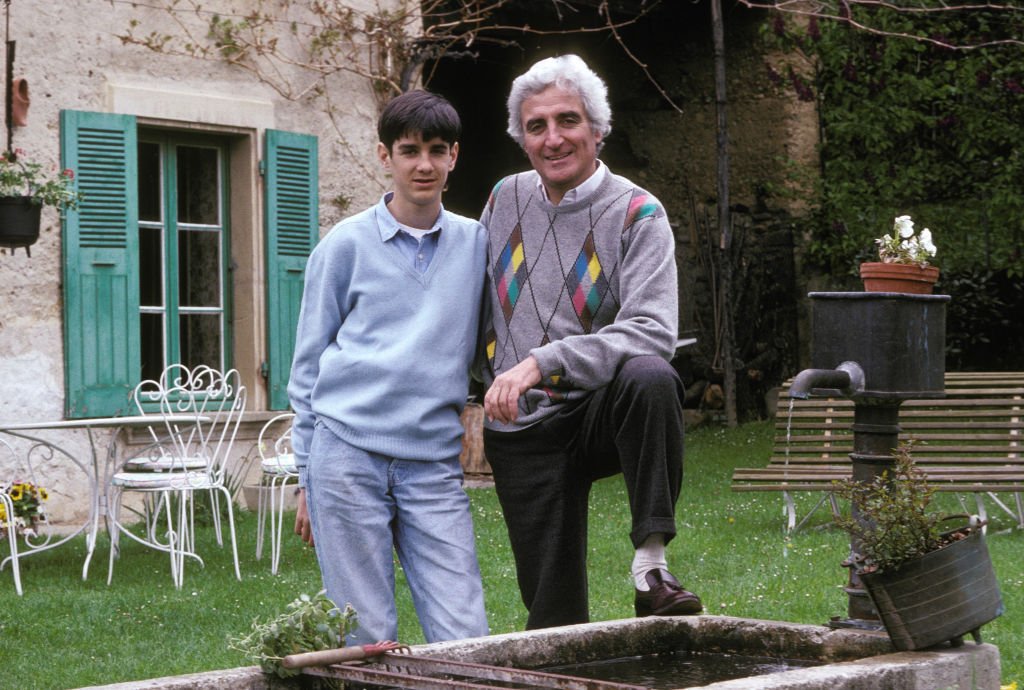 Jean-Loup Dabadie, écrivain, et son fils Florent en février 1990 à Grenoble, France. | Photo : Getty Images