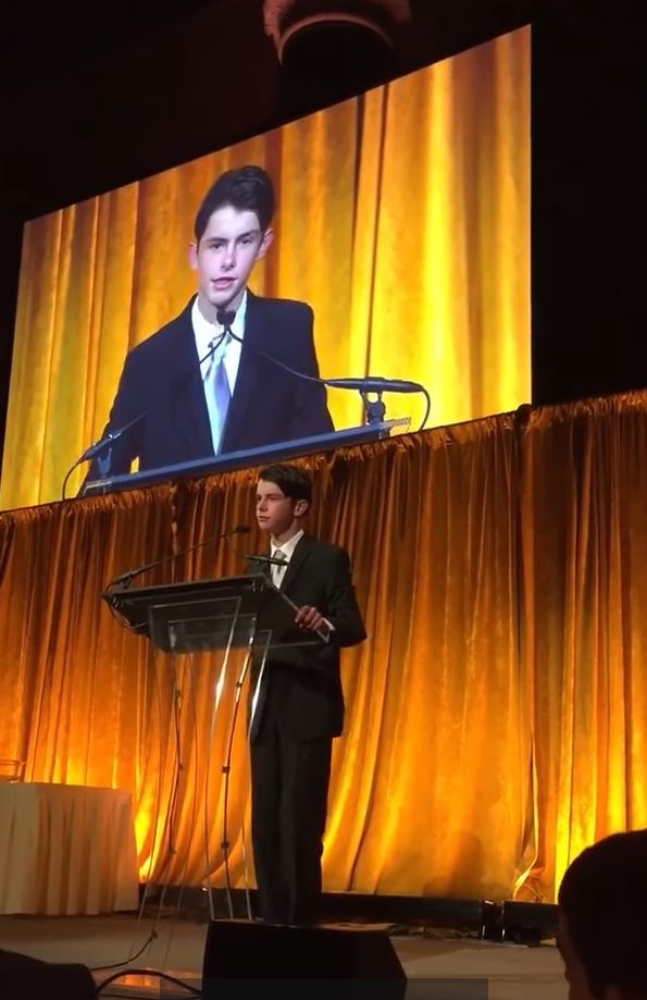 Capture d'écran d'une vidéo montrant Dylan Douglas lors d'une conférence | Source : Facebook/Catherine Zeta-Jones