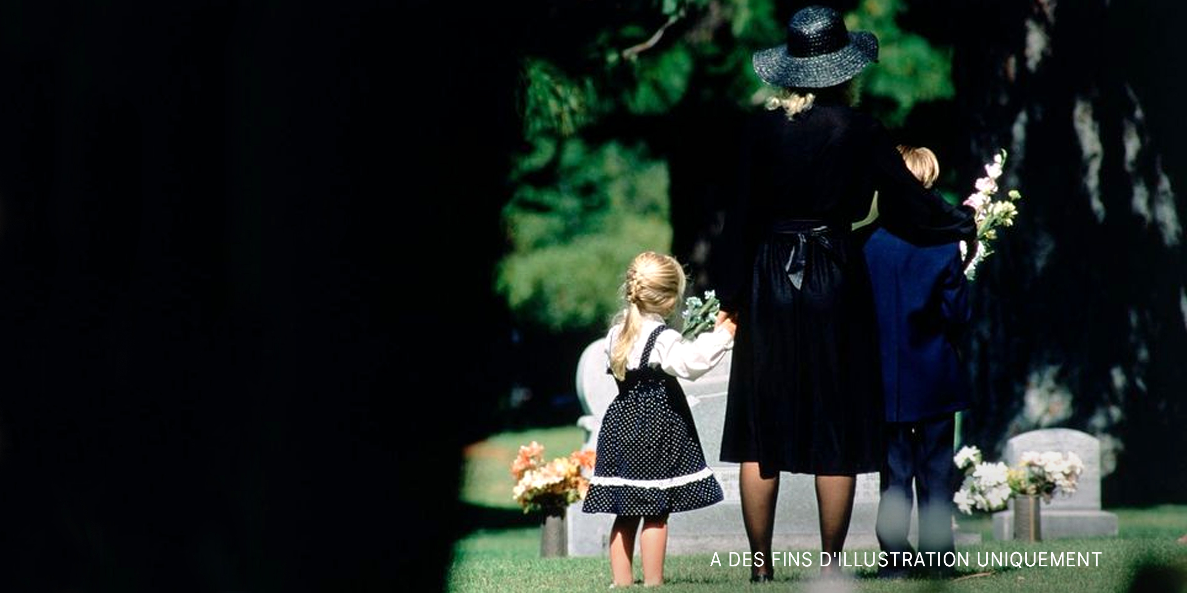 Une mère et ses enfants assistant à des funérailles | Source : Getty Images