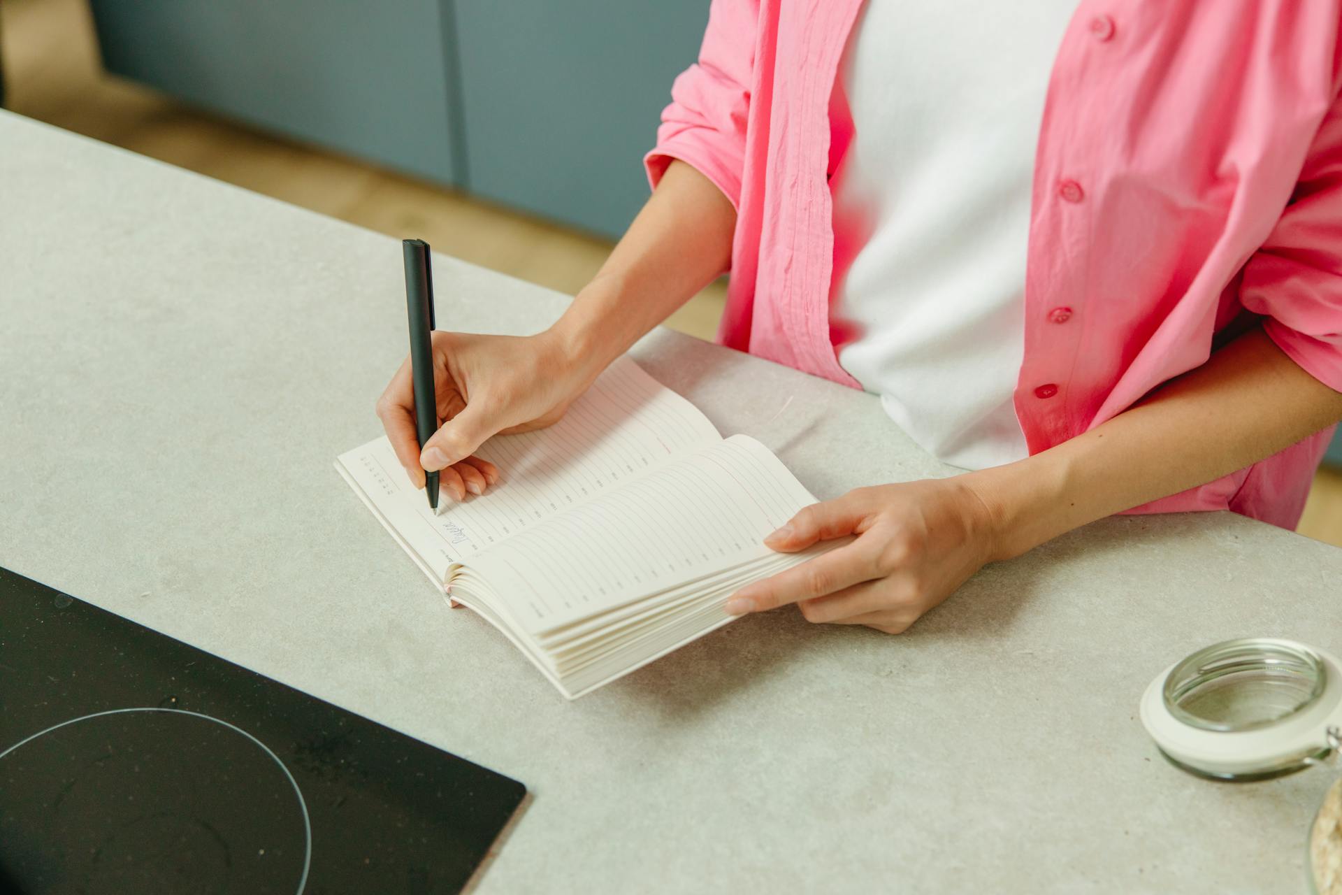 Gros plan sur une femme qui écrit dans un cahier | Source : Pexels