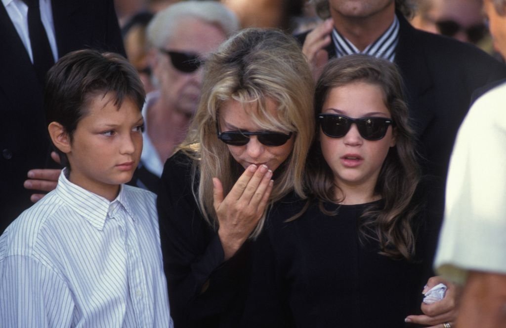 France Gall entourée de ses enfants Raphael et Pauline lors des obsèques de Michel Berger. | Photo : Getty Images