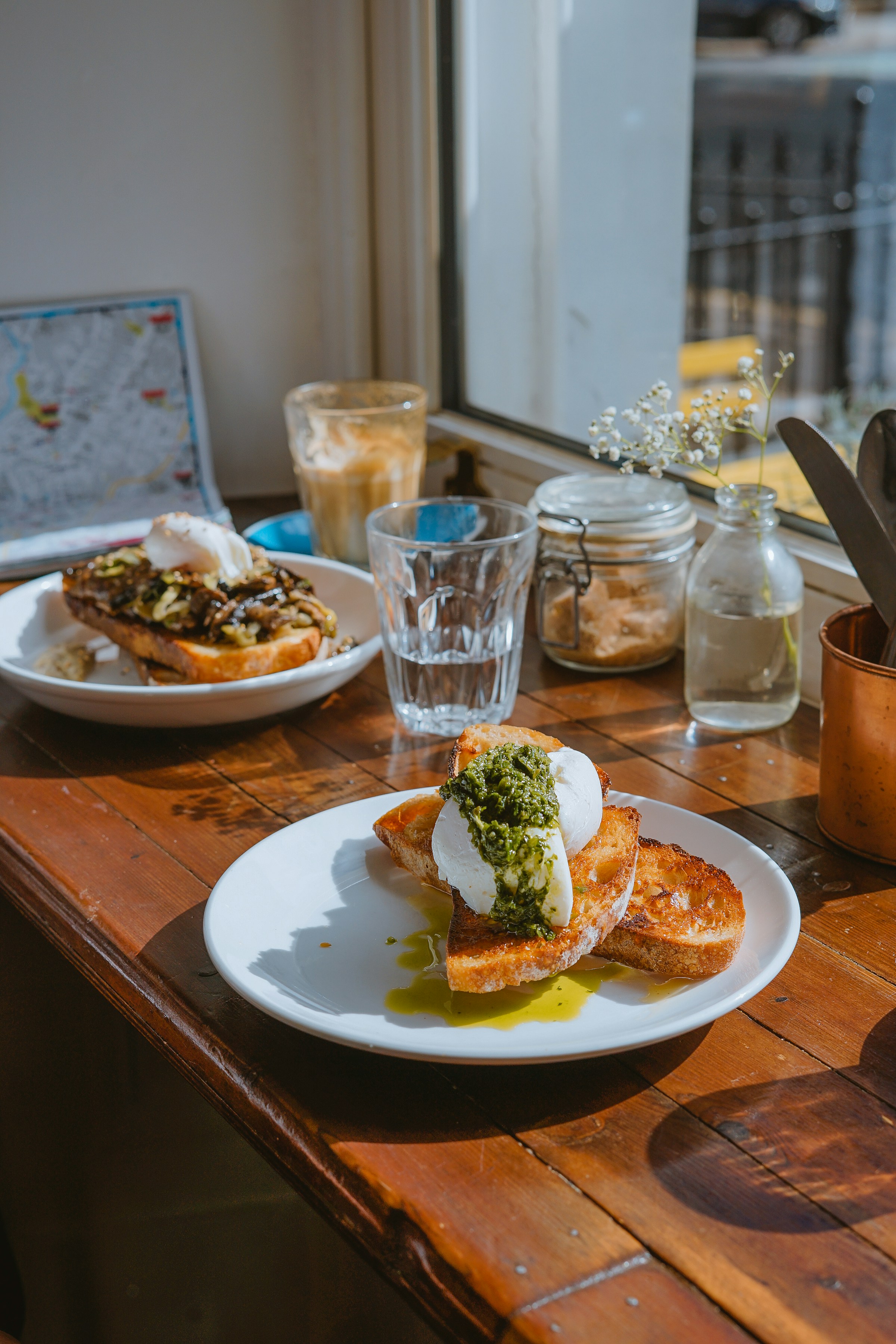 Deux assiettes de nourriture sur une table | Source : Unsplash