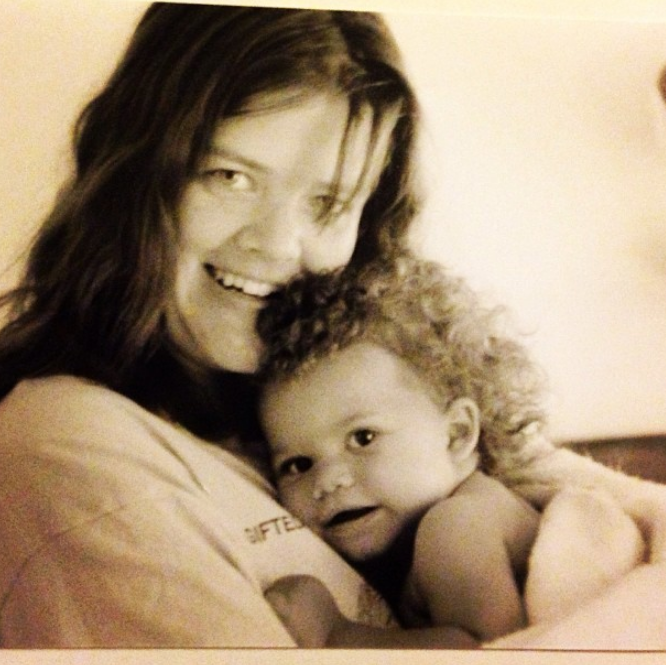 Au fil des années, elle a rendu hommage à sa mère à plusieurs reprises sur Instagram. Sur cette photo, elle pose avec sa mère quand elle était bébé, dans un cliché rétro publié le 13 mai 2013. | Source : Instagram/zendaya