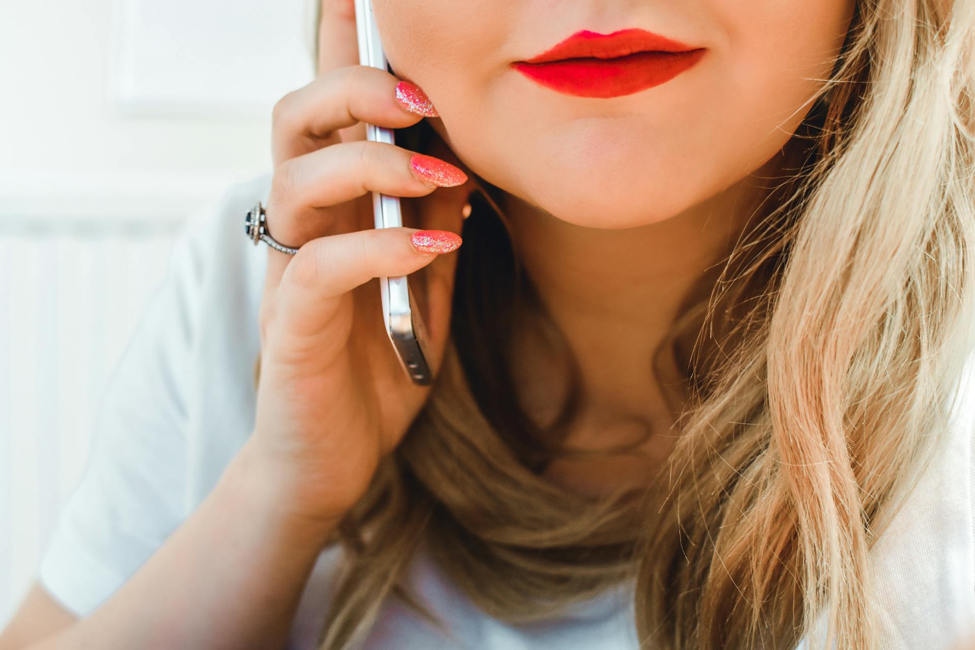 Une femme souriante engagée dans un appel téléphonique | Source : Pexels
