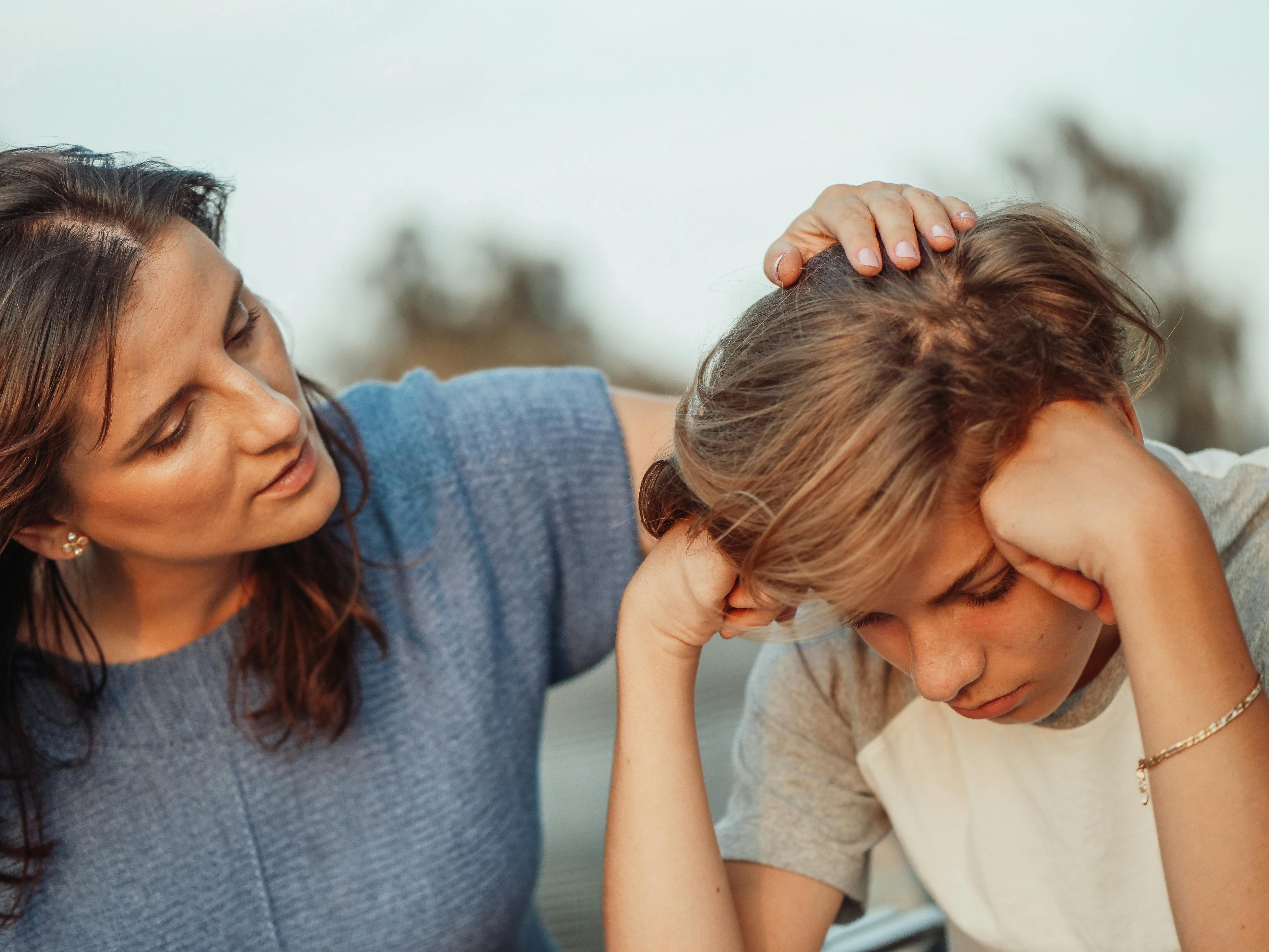 Une femme réconforte son fils adolescent contrarié | Source : Pexels