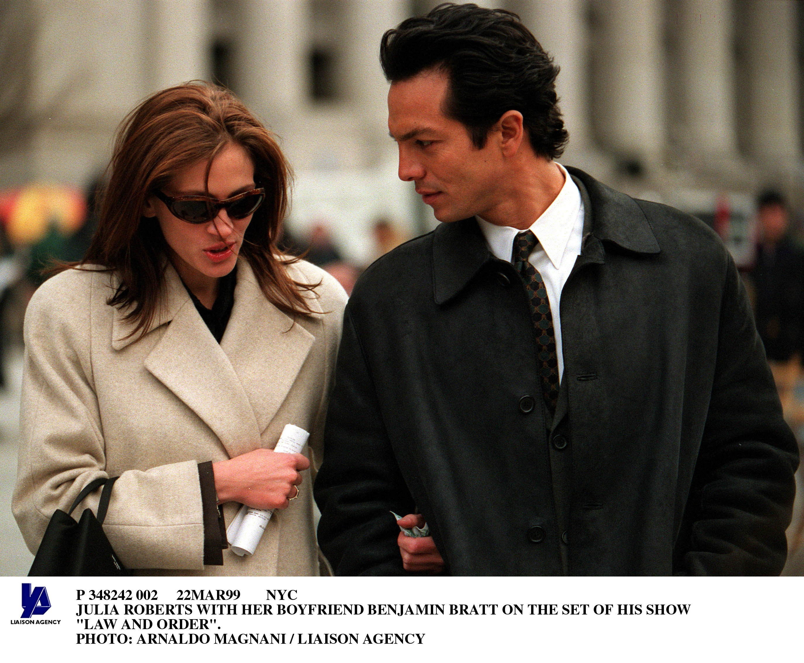 Julia Roberts avec son petit ami Benjamin Bratt sur le plateau de sa série "Law And Order" en 1999 à New York City | Source : Getty Images
