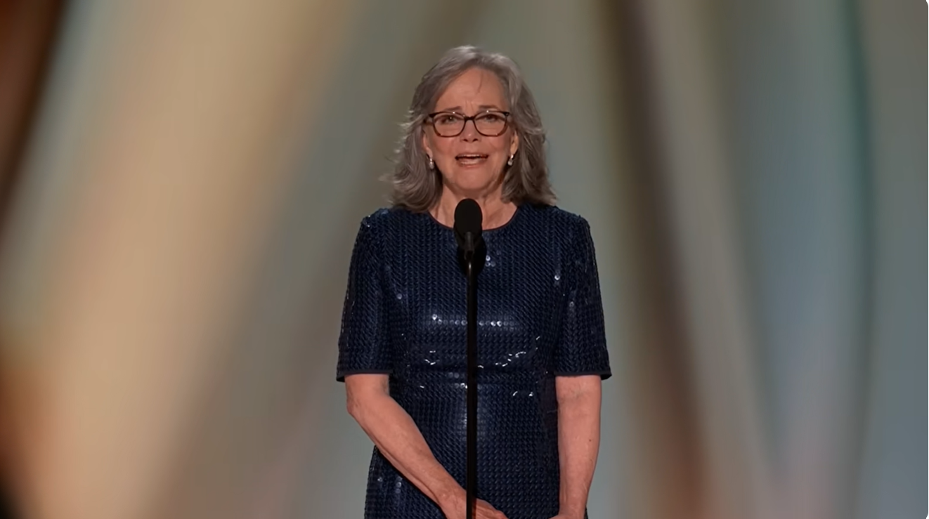Sally Field prend la parole lors d'un hommage à Dolly Parton à la 78e cérémonie des Emmy Awards. | Source : YouTube/Television Academy