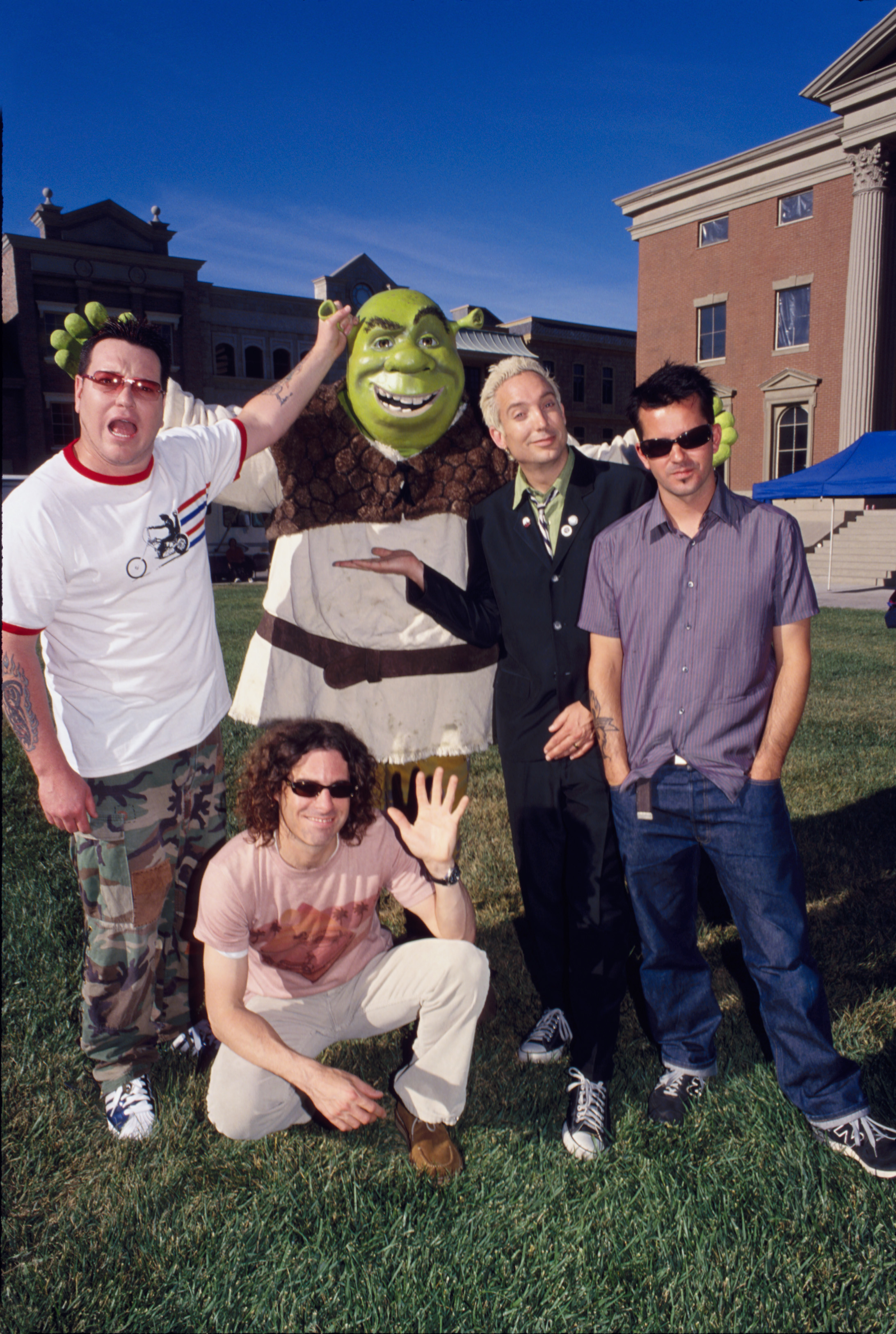Smash Mouth posant avec le personnage de "Shrek" en 2001 | Source : Getty Images