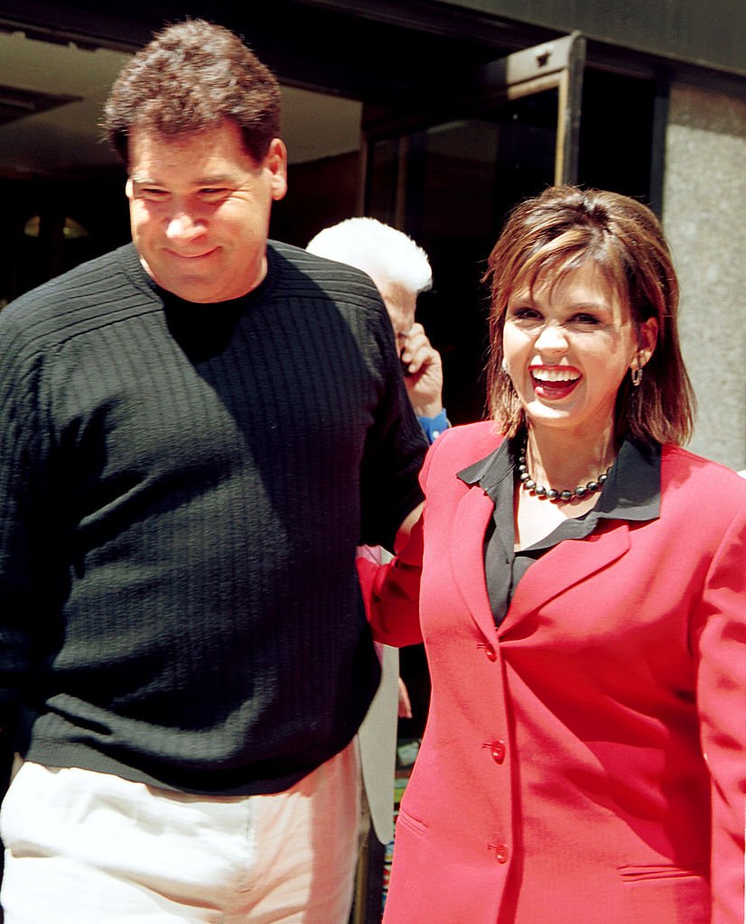 Marie Osmond et son mari Brian Blosil quittent une séance de dédicace pour son nouveau livre "Behind the Smile" le 1er mai 2001. | Photo : Getty Images