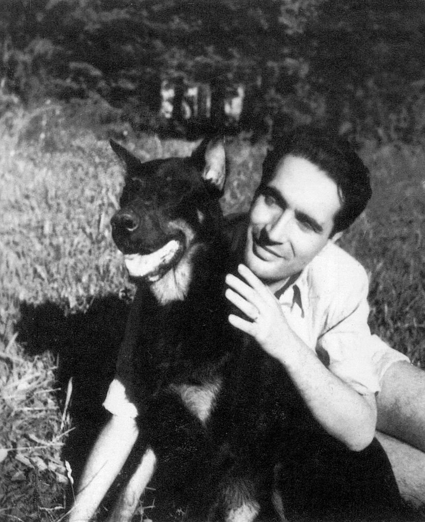 François Mitterrand et son chien le 17 avril 1941. l Source : Getty Images