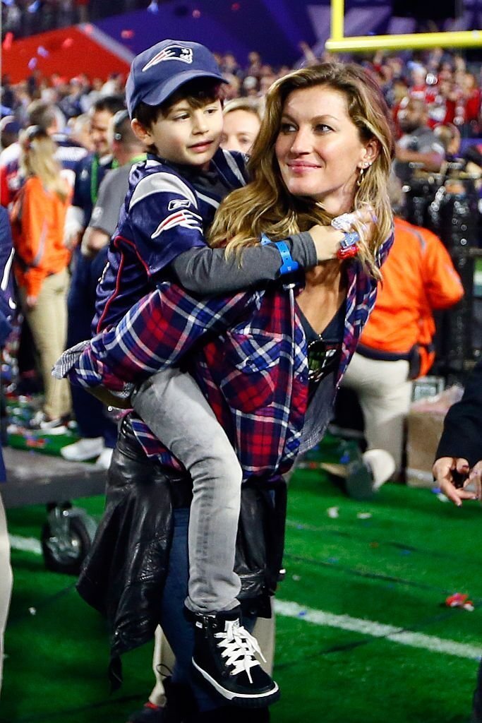  Gisele Bundchen, épouse de Tom Brady n°12 des New England Patriots, marche sur le terrain avec leur fils, Benjamin, après avoir battu les Seattle Seahawks lors du Super Bowl XLIX | Photo : Getty Images