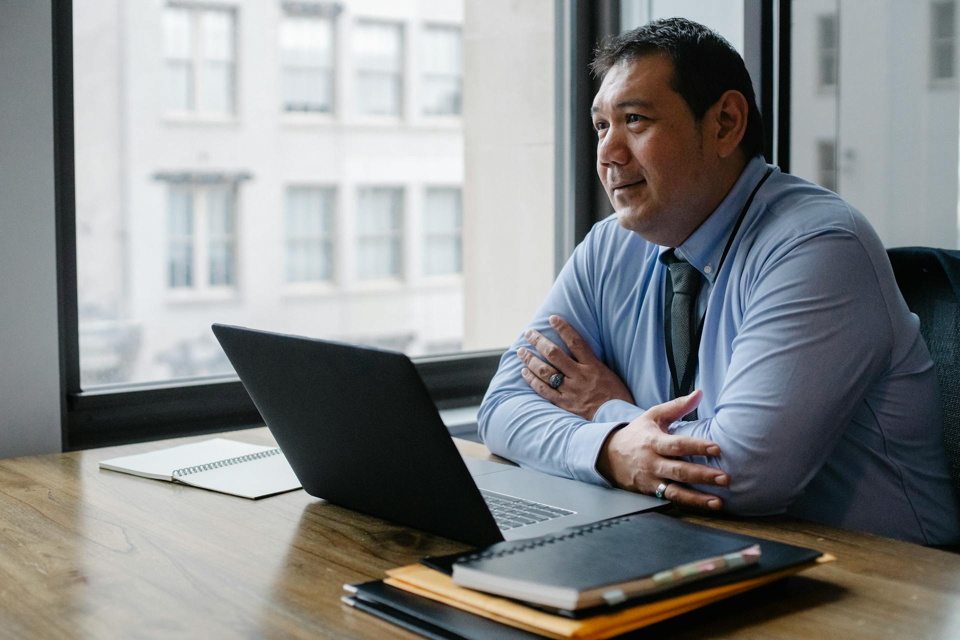 Un homme assis dans son bureau | Source : Pexels