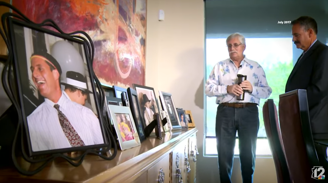 Une capture d'écran de Fred Goldman montrant des photos de famille, dont une photo de Ron Goldman, lors d'une interview avec 12 News en 2017. | Source : YouTube/12NewsAZ