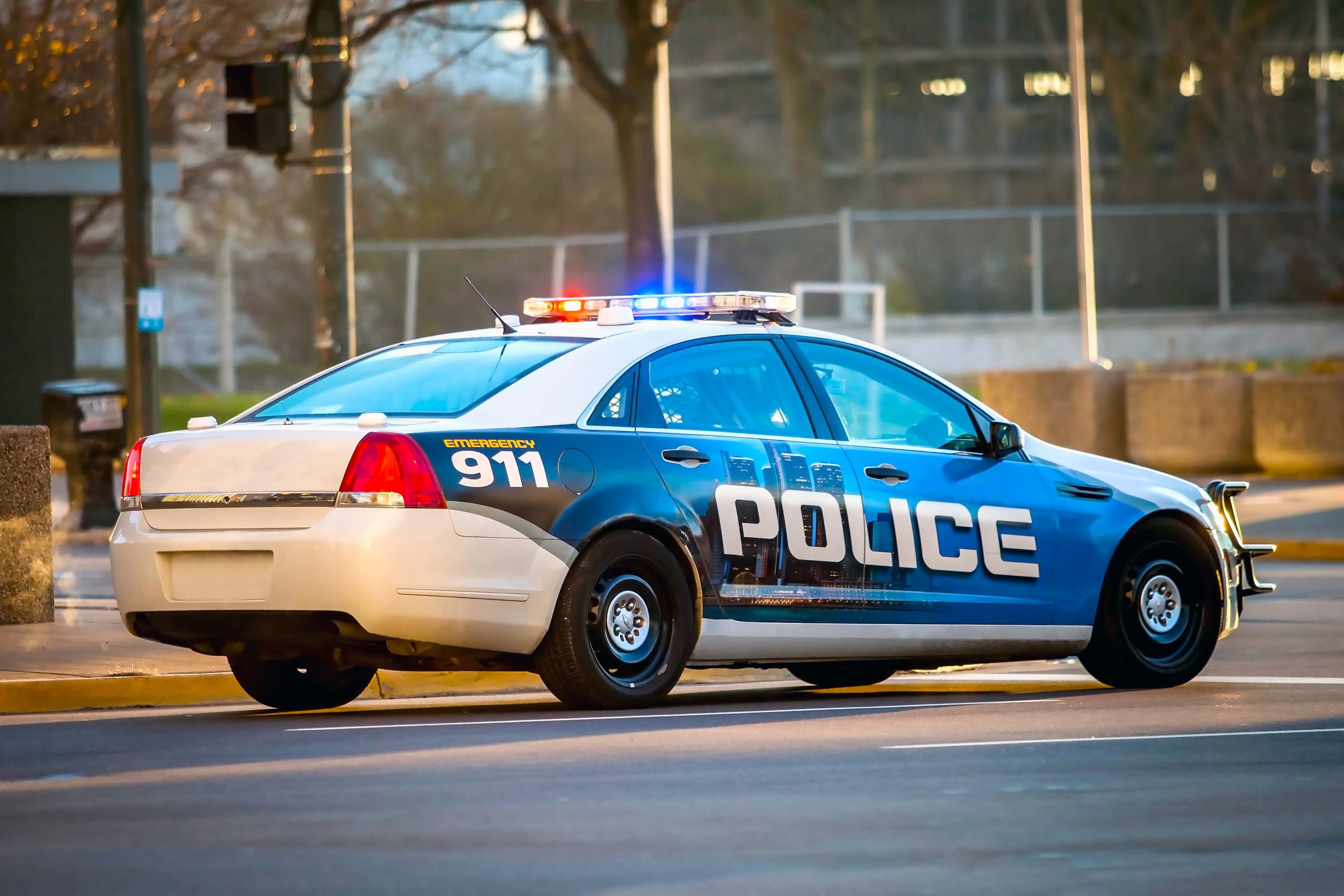 Une patrouille de police descendant une rue. | Source : Shutterstock