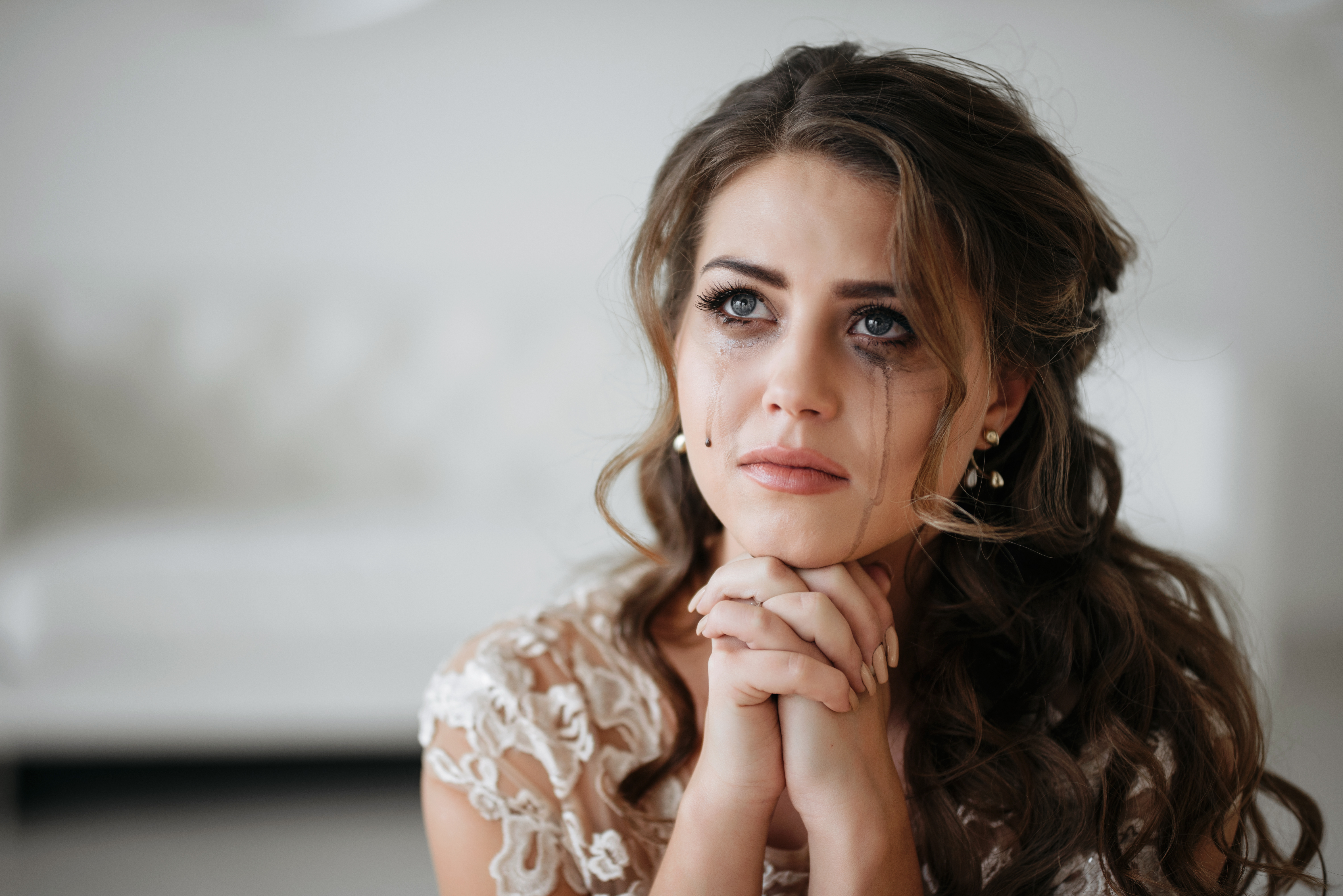 Le maquillage d'une mariée est ruiné après sa crise émotionnelle | Source : Shutterstock