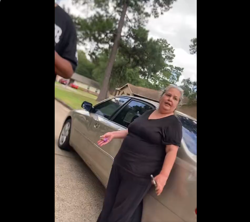 Janie Santana s'adressant à des voisins pour leur dire qu'elle est suspectée dans l'affaire de la disparition de son fils, le 6 juillet 2023, à Houston | Source : Twitter/KPRC 2 Corley Peel