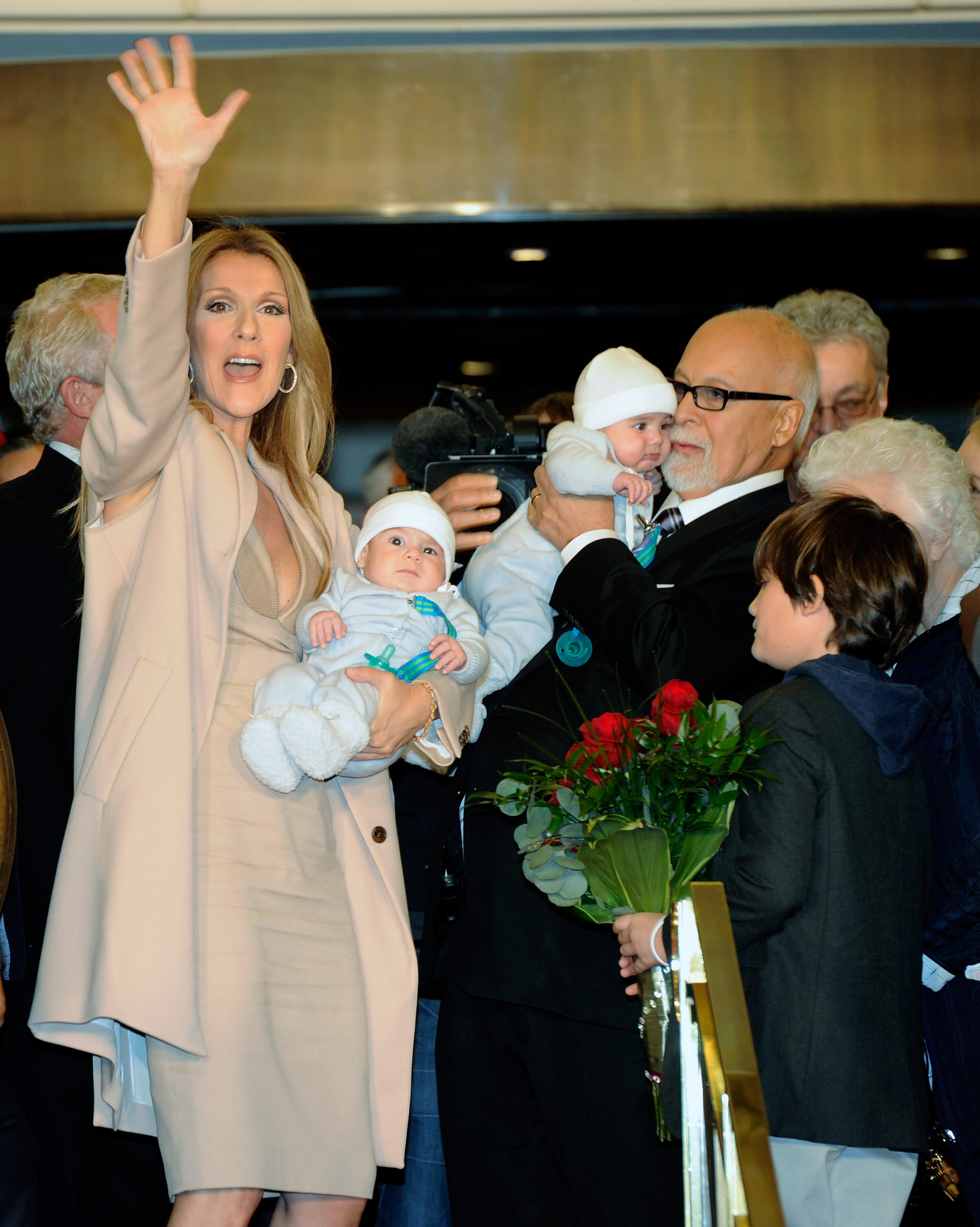 Céline Dion, Nelson Angelil, Eddy Angelil, Rene Angelil et Rene-Charles Angelil au Caesars Palace à Las Vegas, Nevada, le 16 février 2011 | Source : Getty Images