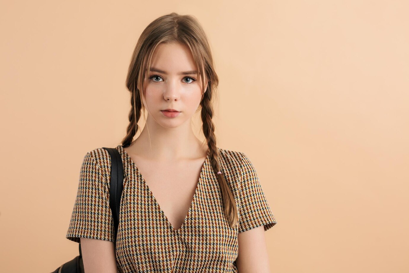 Une jeune femme qui regarde l'appareil photo | Source : Freepik