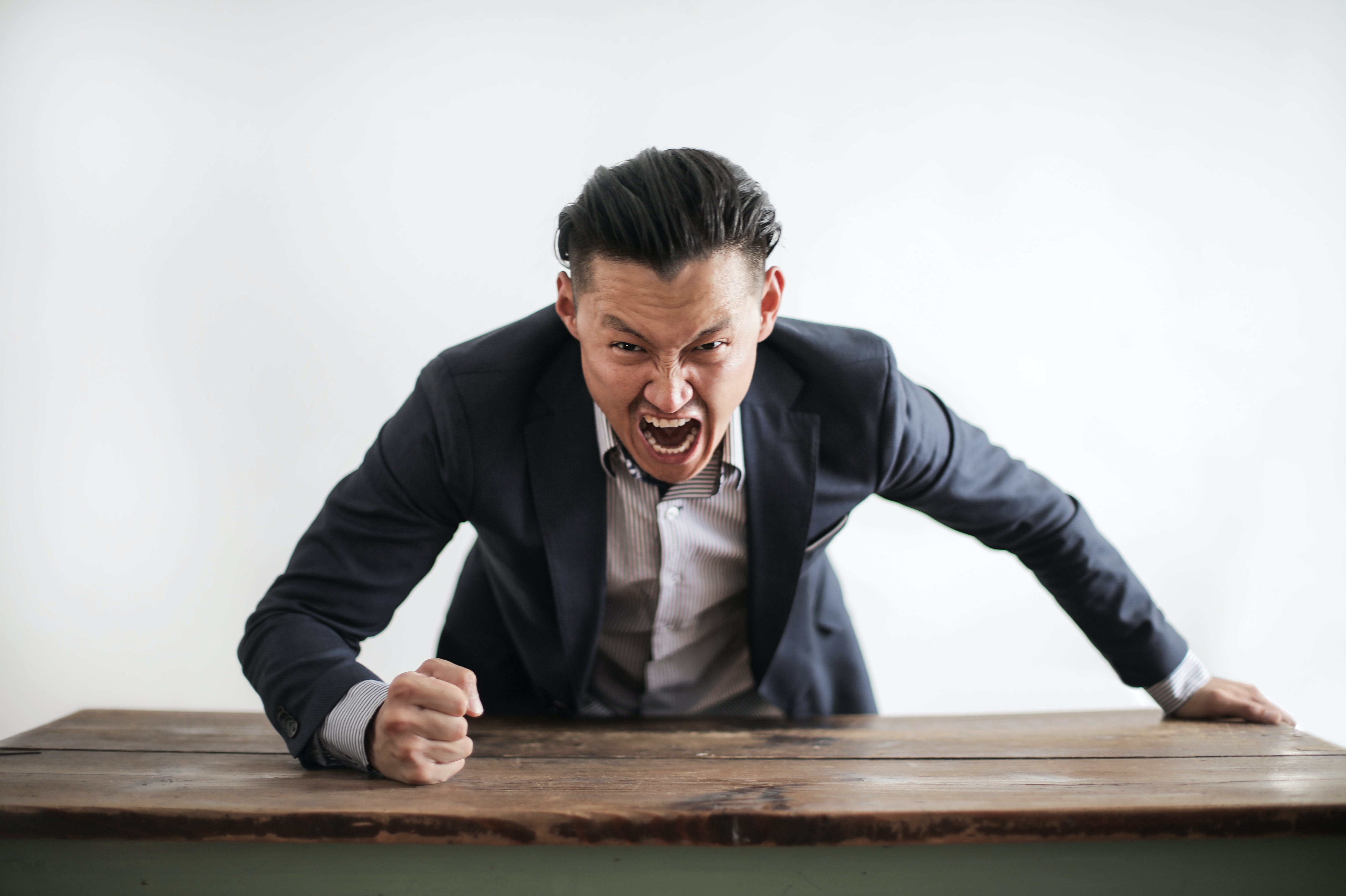 Um homem irritado gritando. | Fonte: Pexels