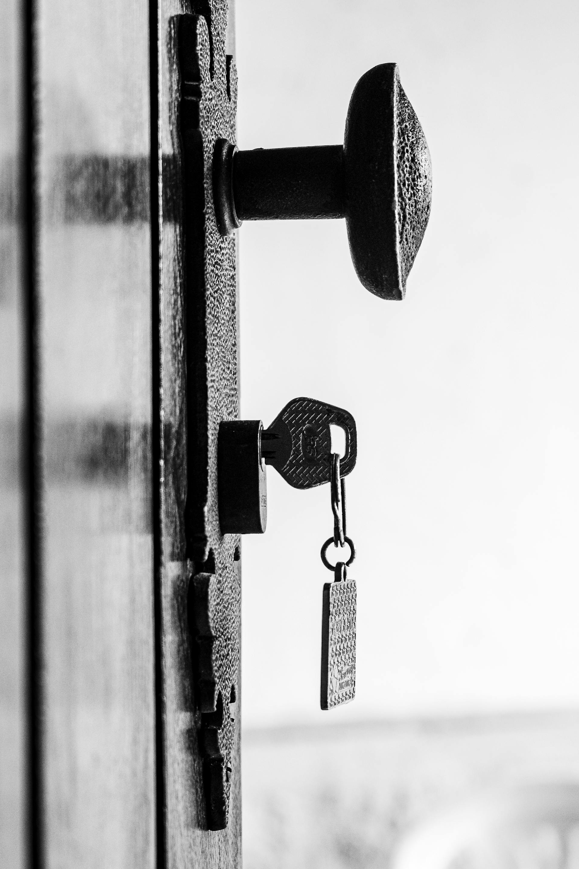 Une clé dans une serrure de porte | Source : Pexels