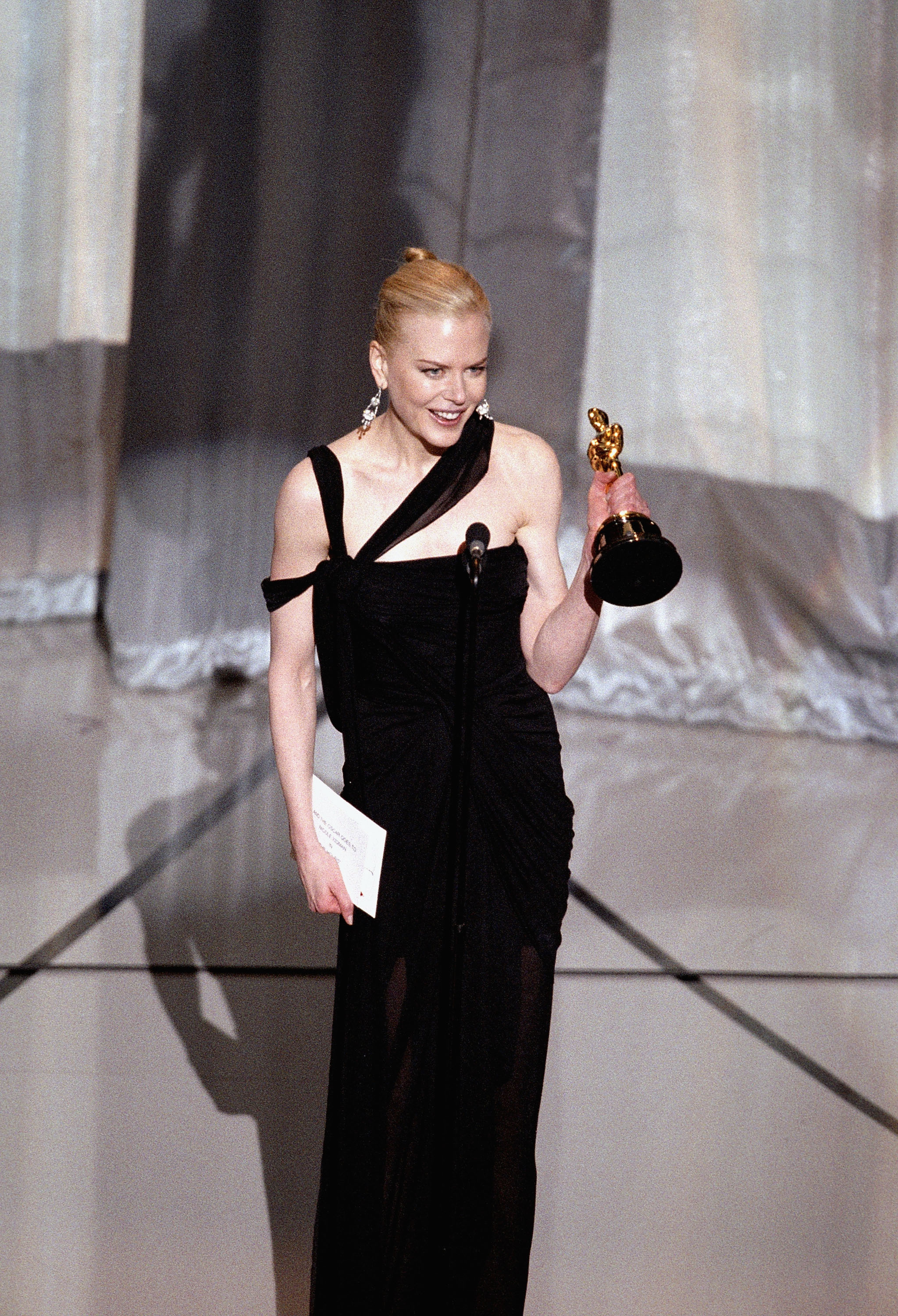 Nicole Kidman accepte le prix de la meilleure actrice pour sa performance dans "The Hours" lors de la 75e cérémonie annuelle des Oscars le 23 mars 2003 à Hollywood, Californie. | Source : Getty Images