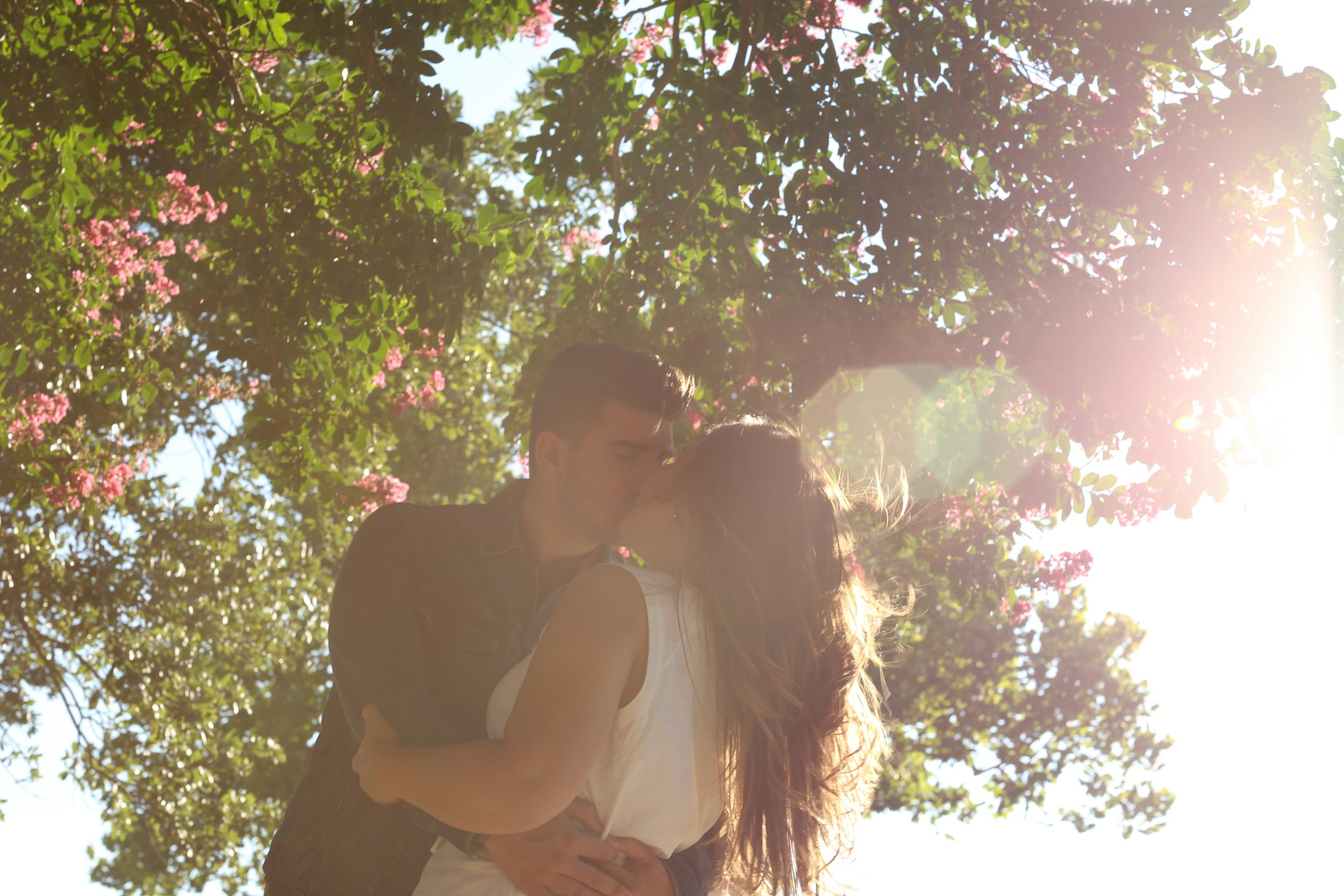 Couple s'embrassant dans la nature | Source : Unsplash