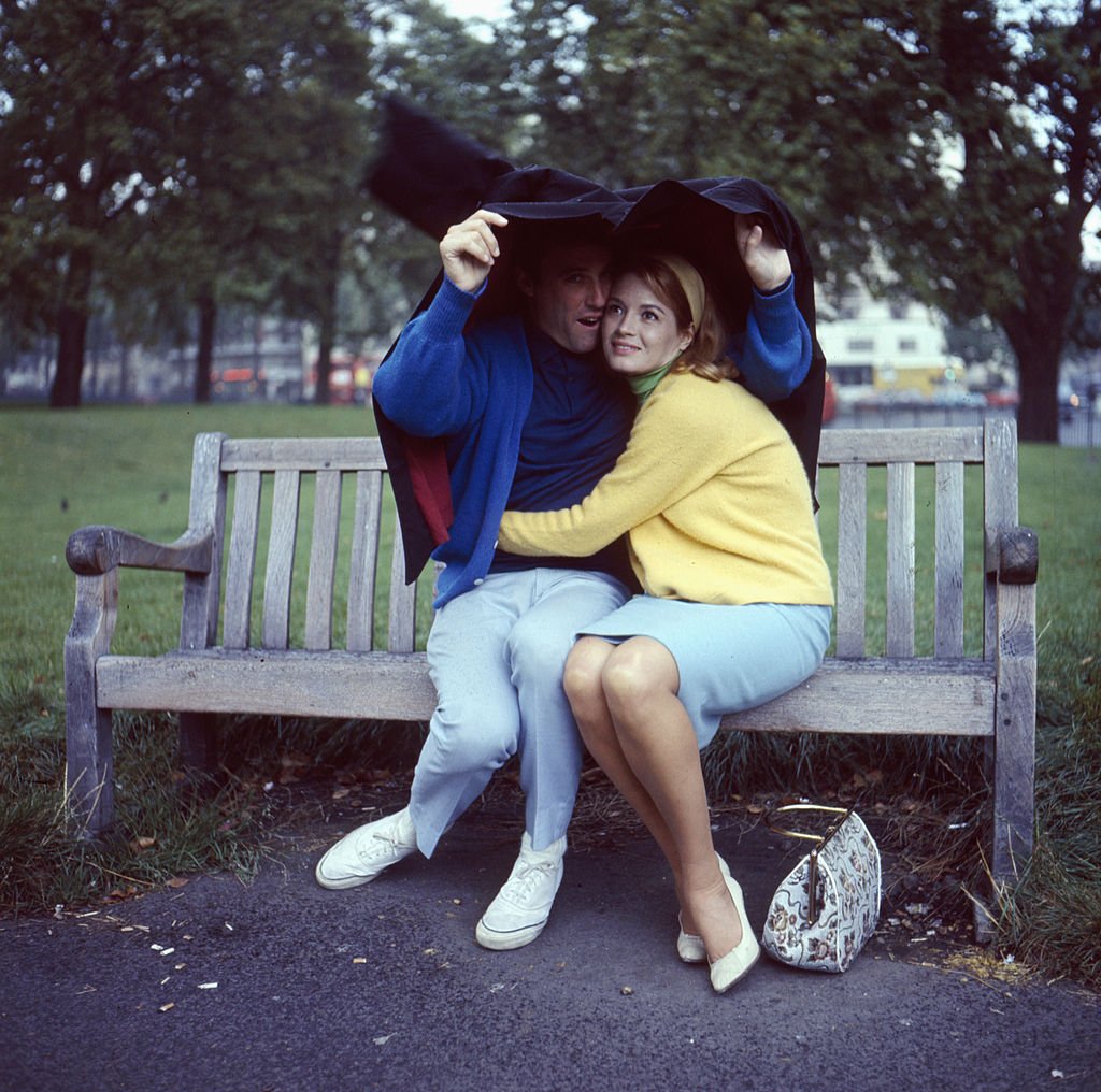 Burt Bacharach et sa femme Angie Dickinson dans un parc de Londres en 1966 | Photo : Getty Images