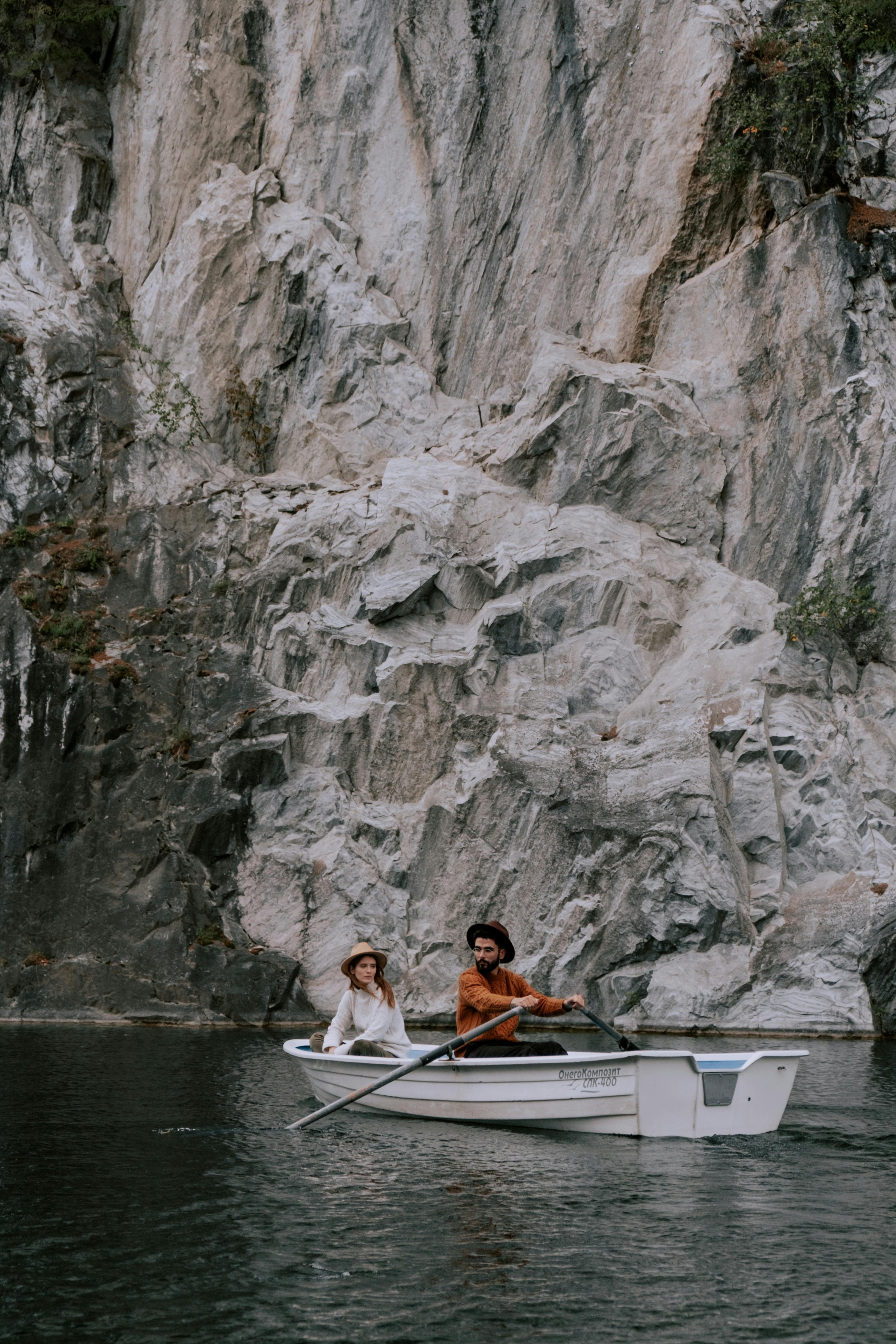 Un couple malheureux sur un bateau | Source : Pexels
