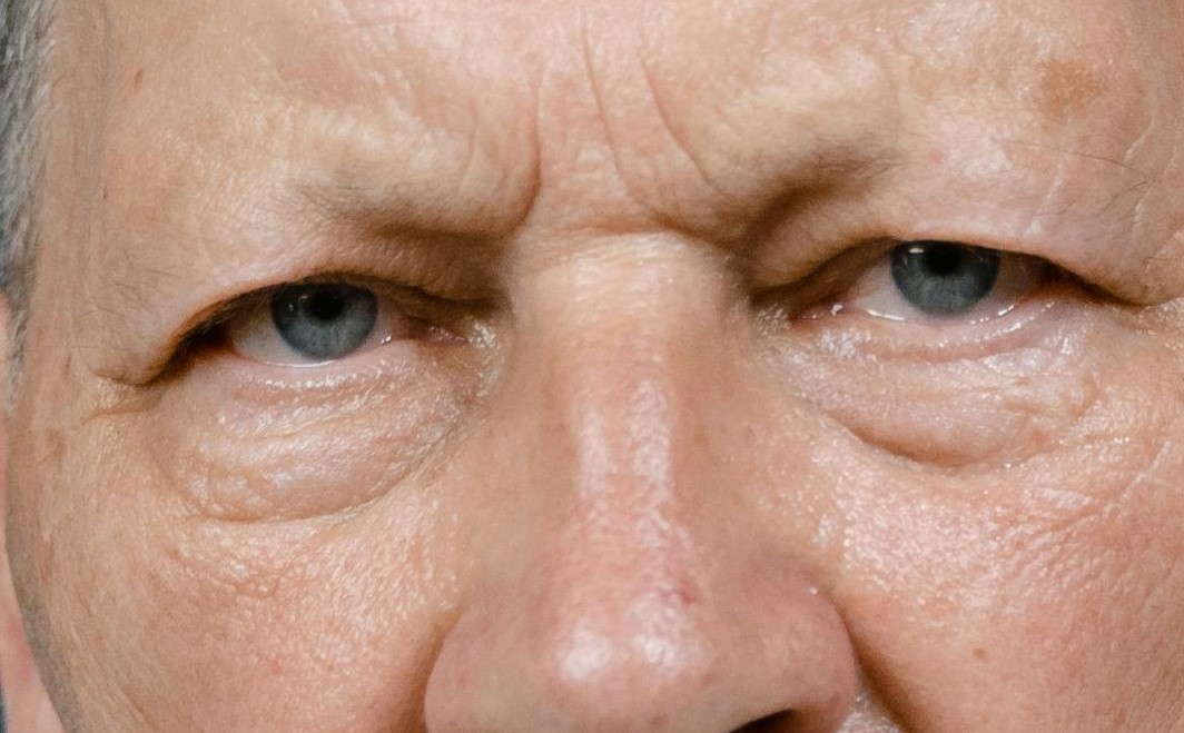 Gros plan sur les yeux d'un homme âgé en colère | Source : Pexels