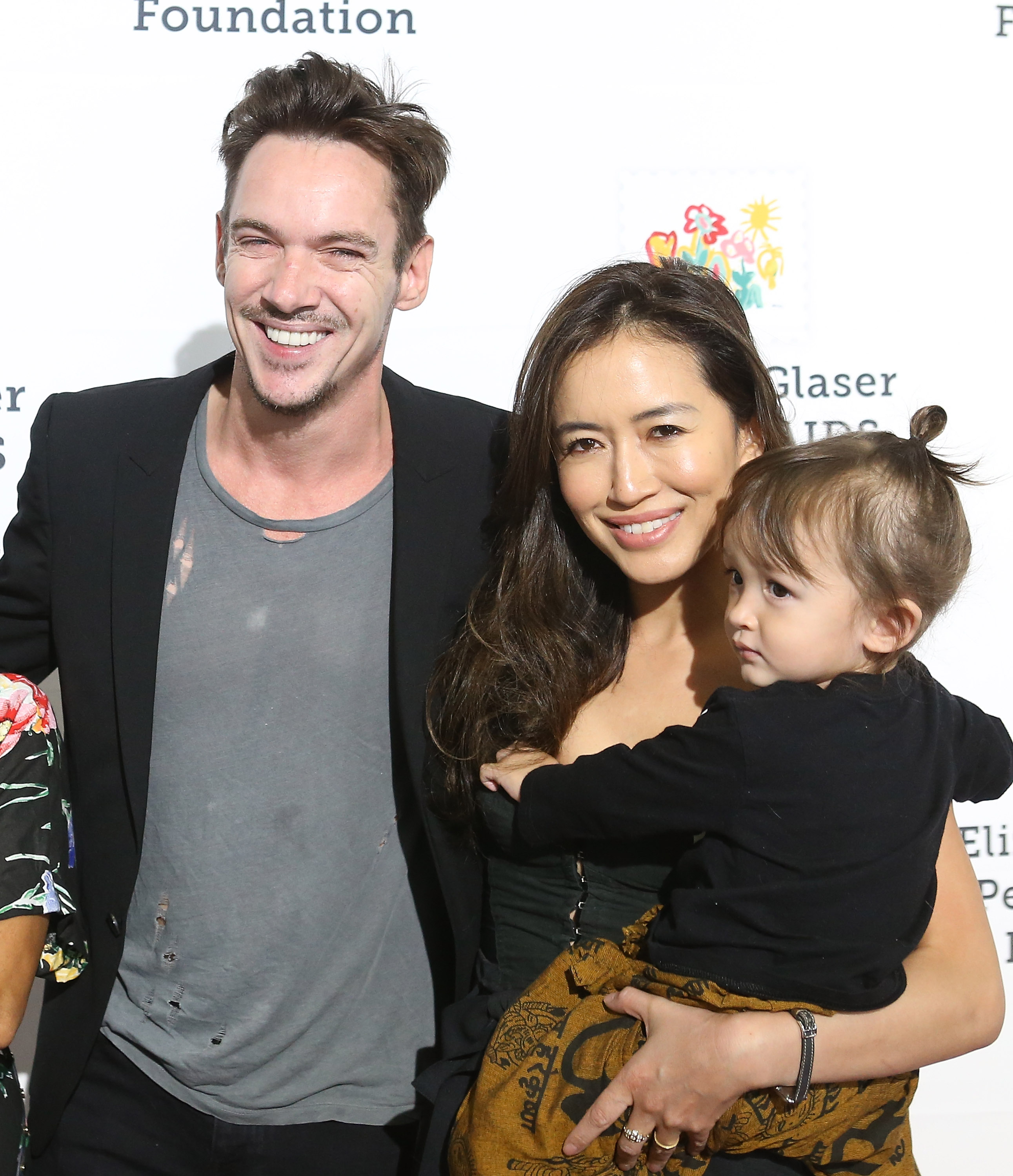 Jonathan Rhys Meyers, Mara Lane et Wolf Rhys Meyers assistent au 30e anniversaire de la fondation Elizabeth Glaser Pediatric Aids - "A Time for Heroes" Family Festival, le 28 octobre 2018, à Culver City, en Californie. | Source : Getty Images