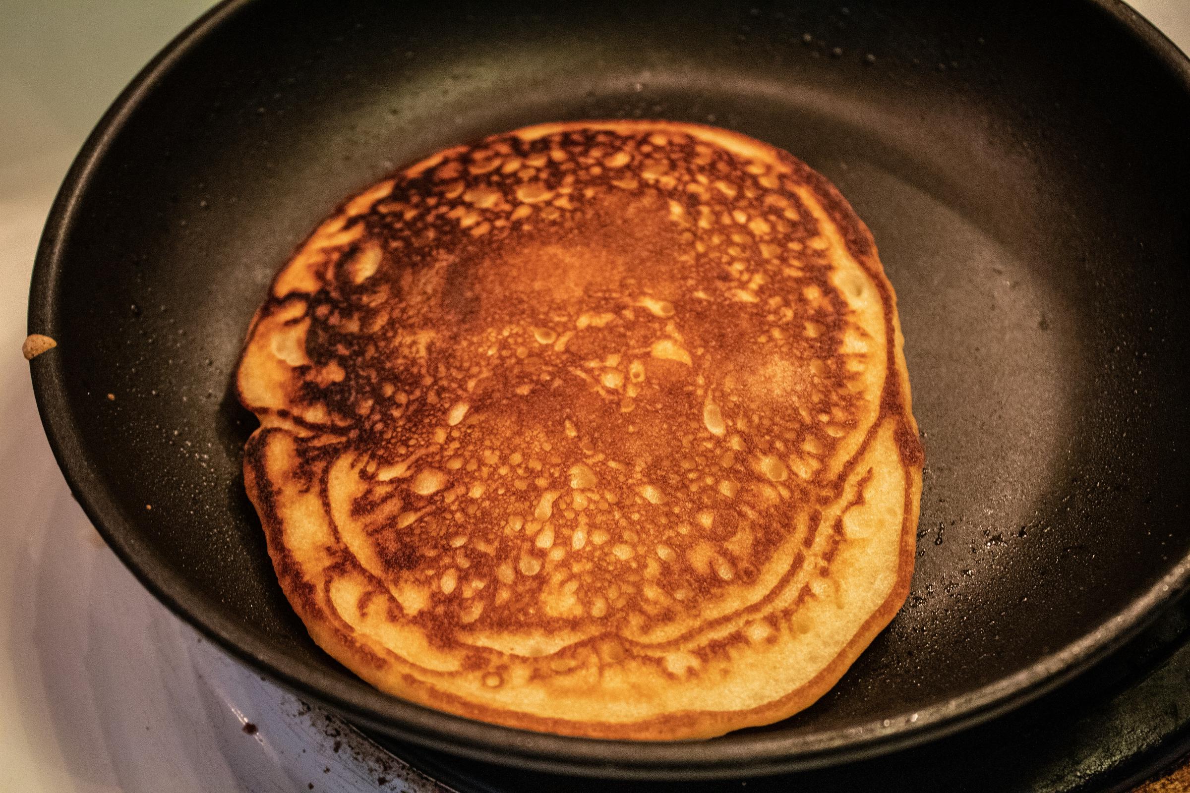 Une crêpe dans une poêle | Source : Unsplash