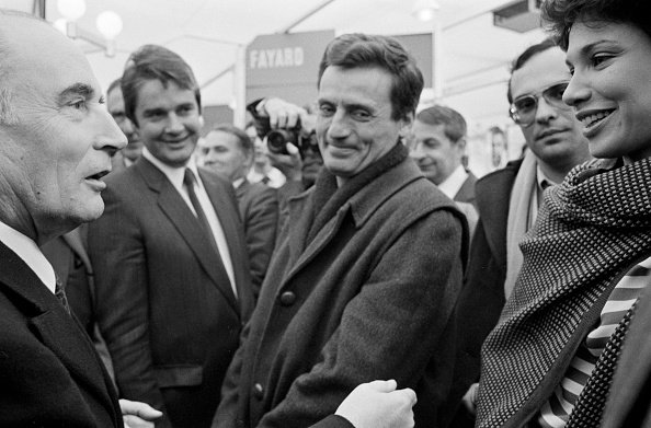 François Mitterrand et Anne Sinclair lors de l'inauguration du Salon diu Livre au Grand Palais à Paris le 26 mars 1982. |Photo  : Getty Images