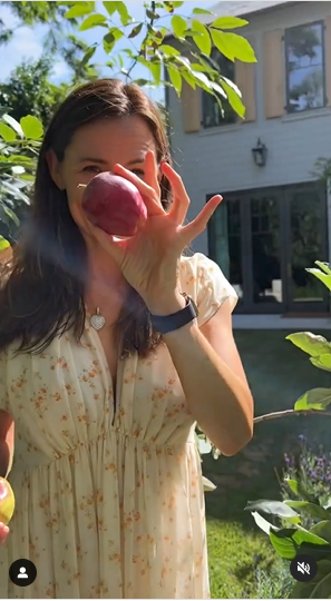 Jennifer Garner avec une pomme | Source : Instagram.com/jennifer.garner/