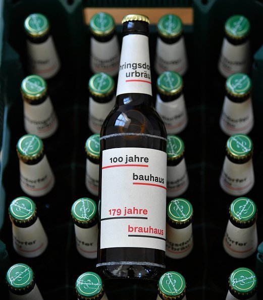 Un homme demande une bière à sa femme, mais elle était réticente à lui en acheter une. | Source : Getty Images