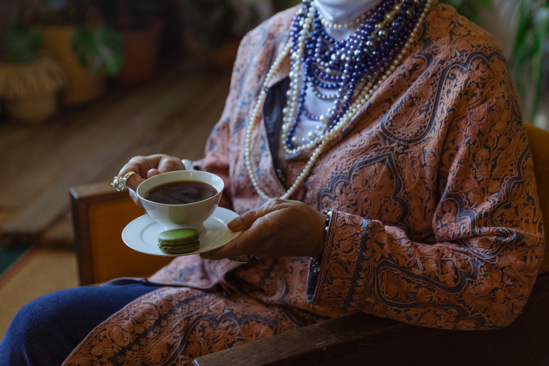 Une élégante femme âgée tenant une tasse de café | Source : Pexels