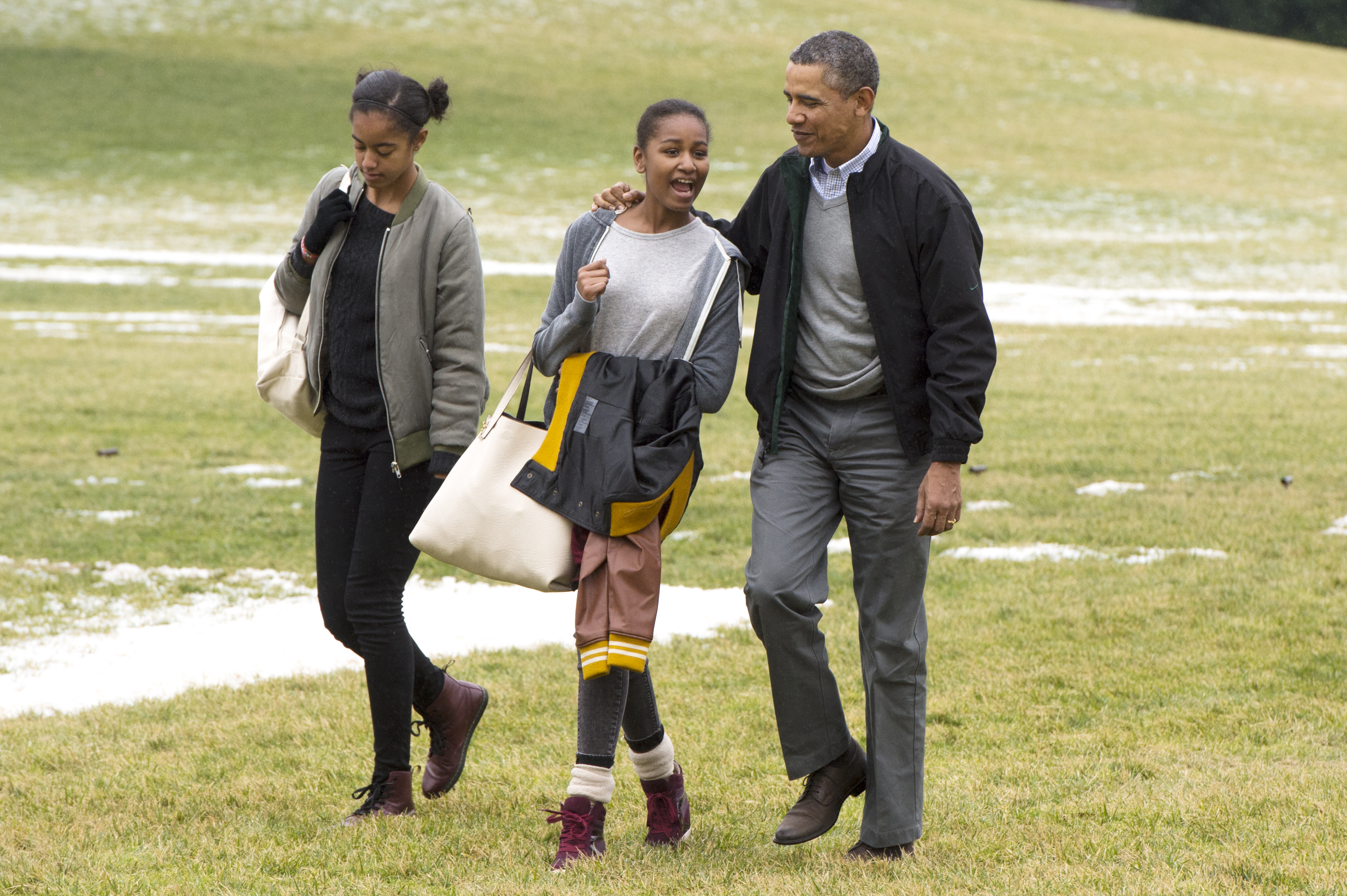 Malia, Sasha et Barack Obama traversant la pelouse sud de la Maison Blanche après être arrivés par Marine One à Washington, le 5 janvier 2014. | Source : Getty Images