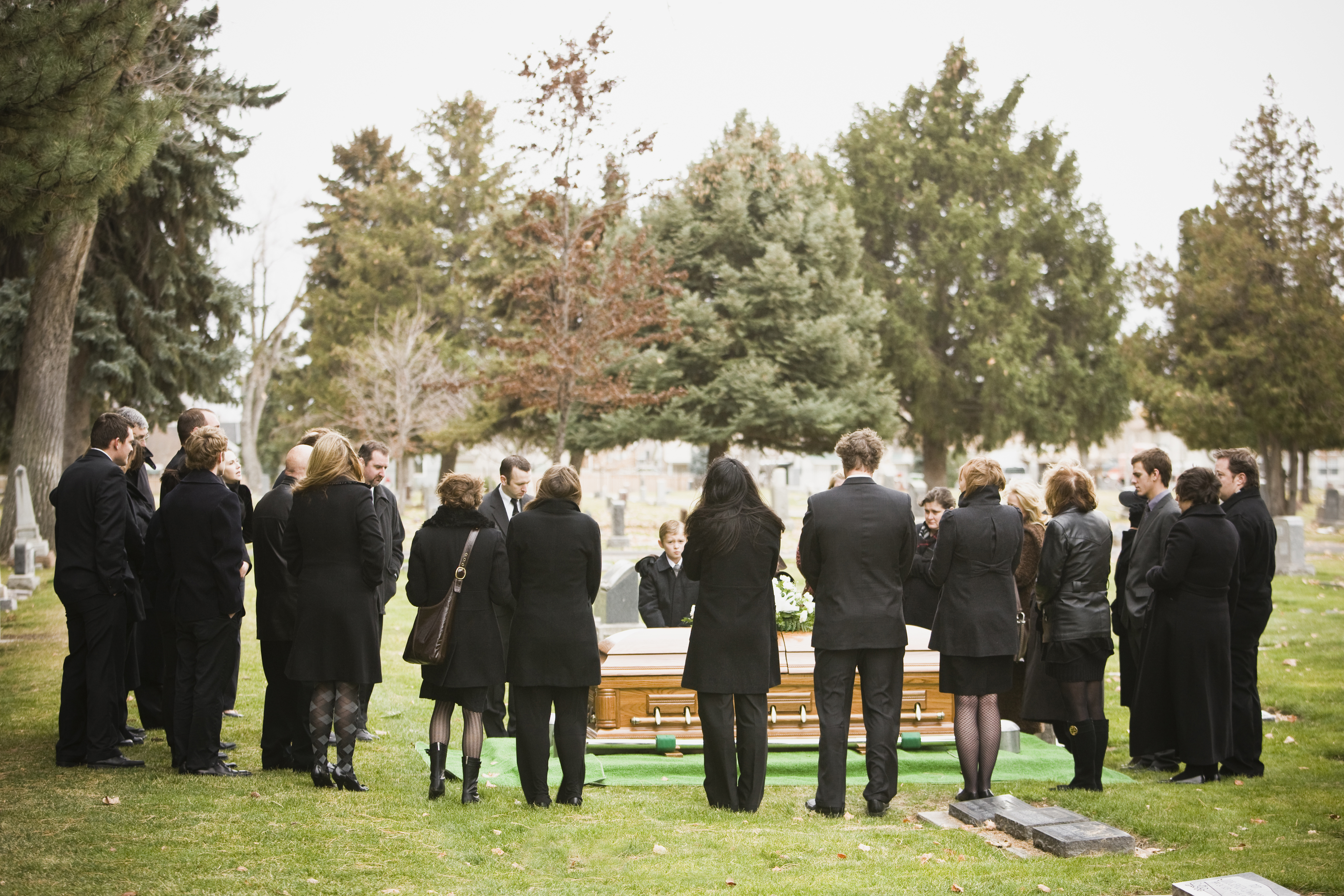 Des personnes assistant à un enterrement | Source : Getty Images