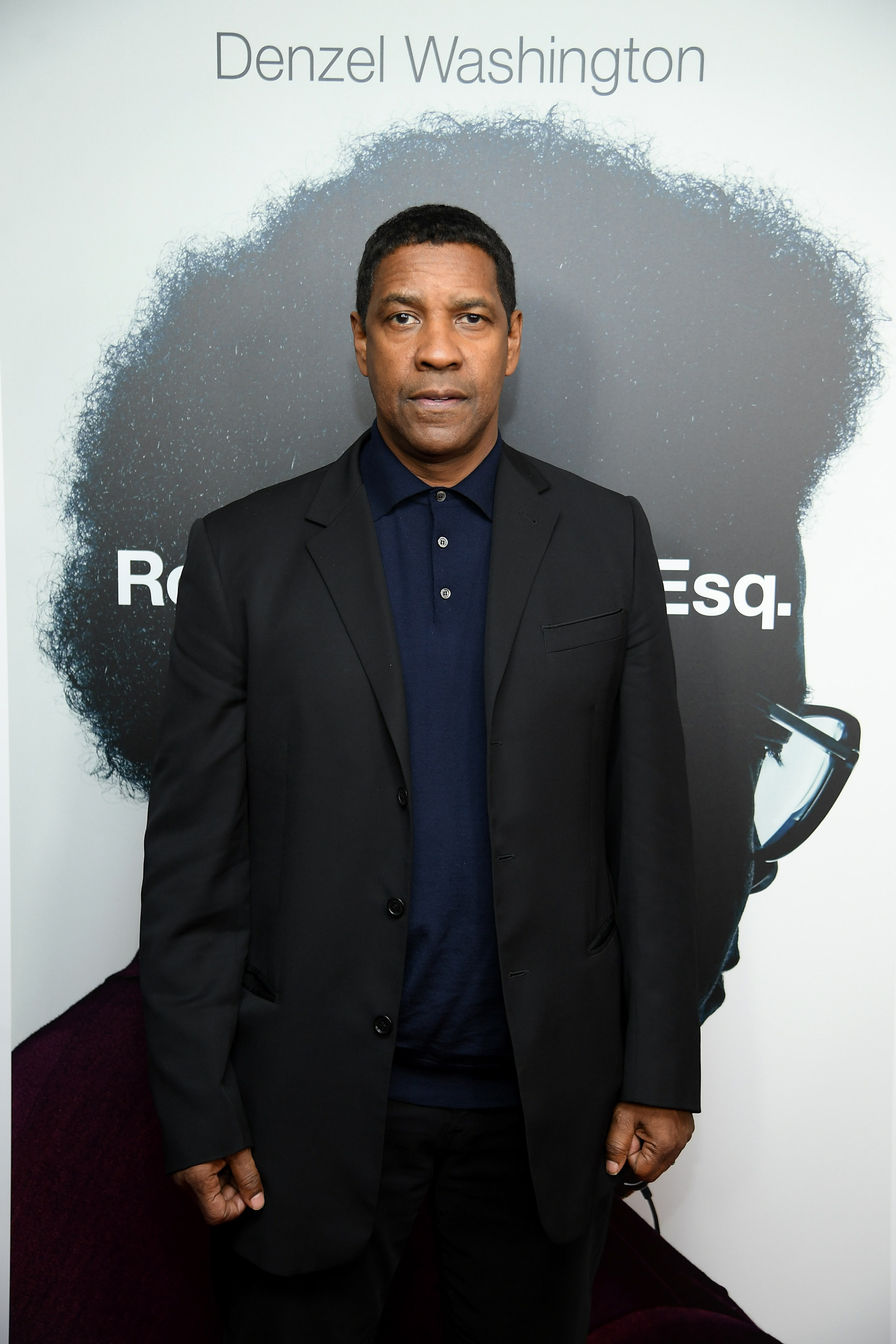 Lors d'une projection du film « Roman J. Israel, Esq. », Denzel Washington arbore une coupe courte et texturée. Sa coiffure s'accorde parfaitement avec son polo bleu marine et son blazer noir, un style sobre pour la conférence de presse de ce drame judiciaire.
