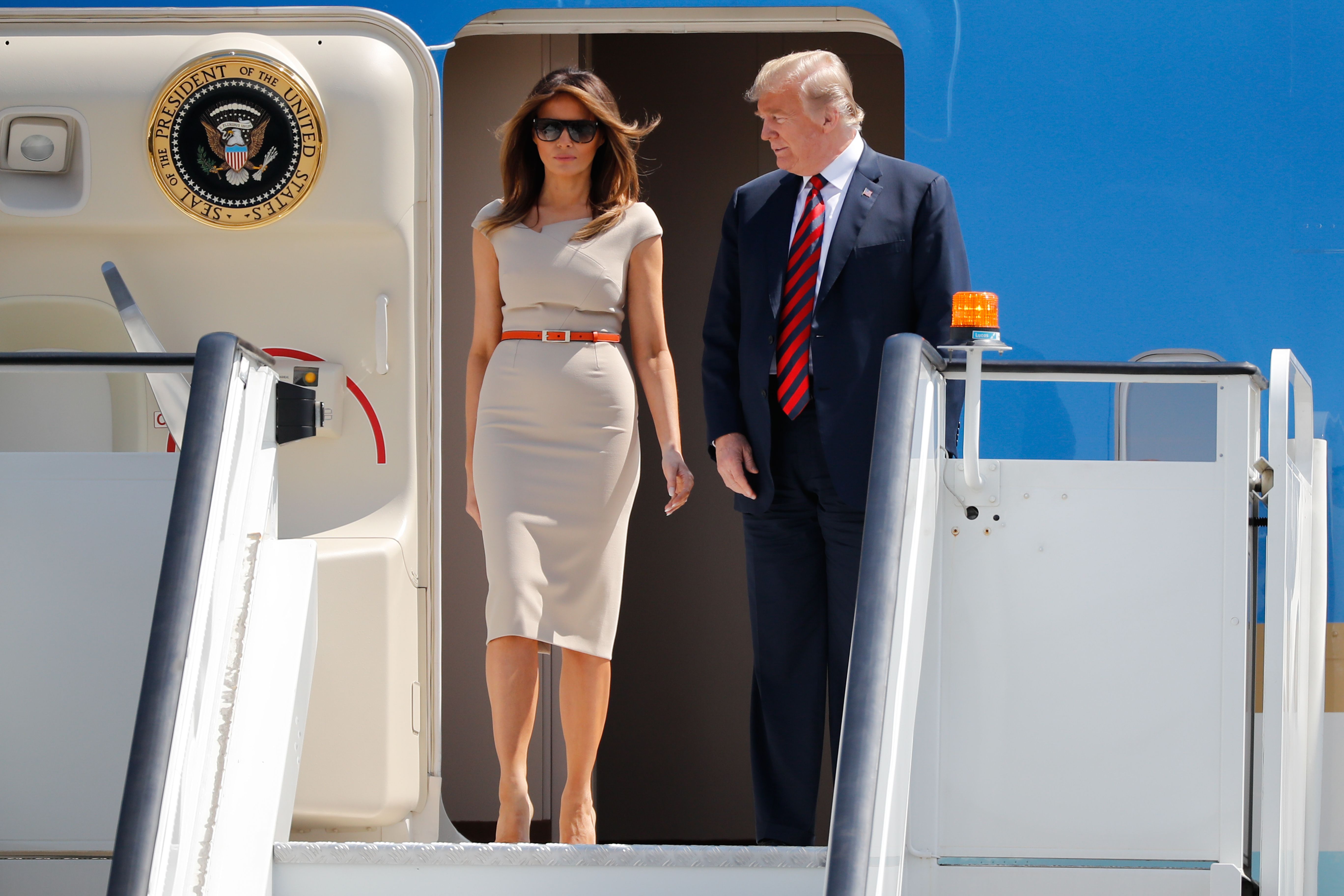 Donald et Melania Trump débarquent d'Air Force One à l'aéroport de Stansted, au nord de Londres, le 12 juillet 2018 | Source : Getty Images