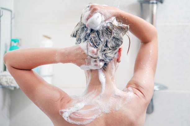 Une femme qui lave ses cheveux. | Photo : Unsplash