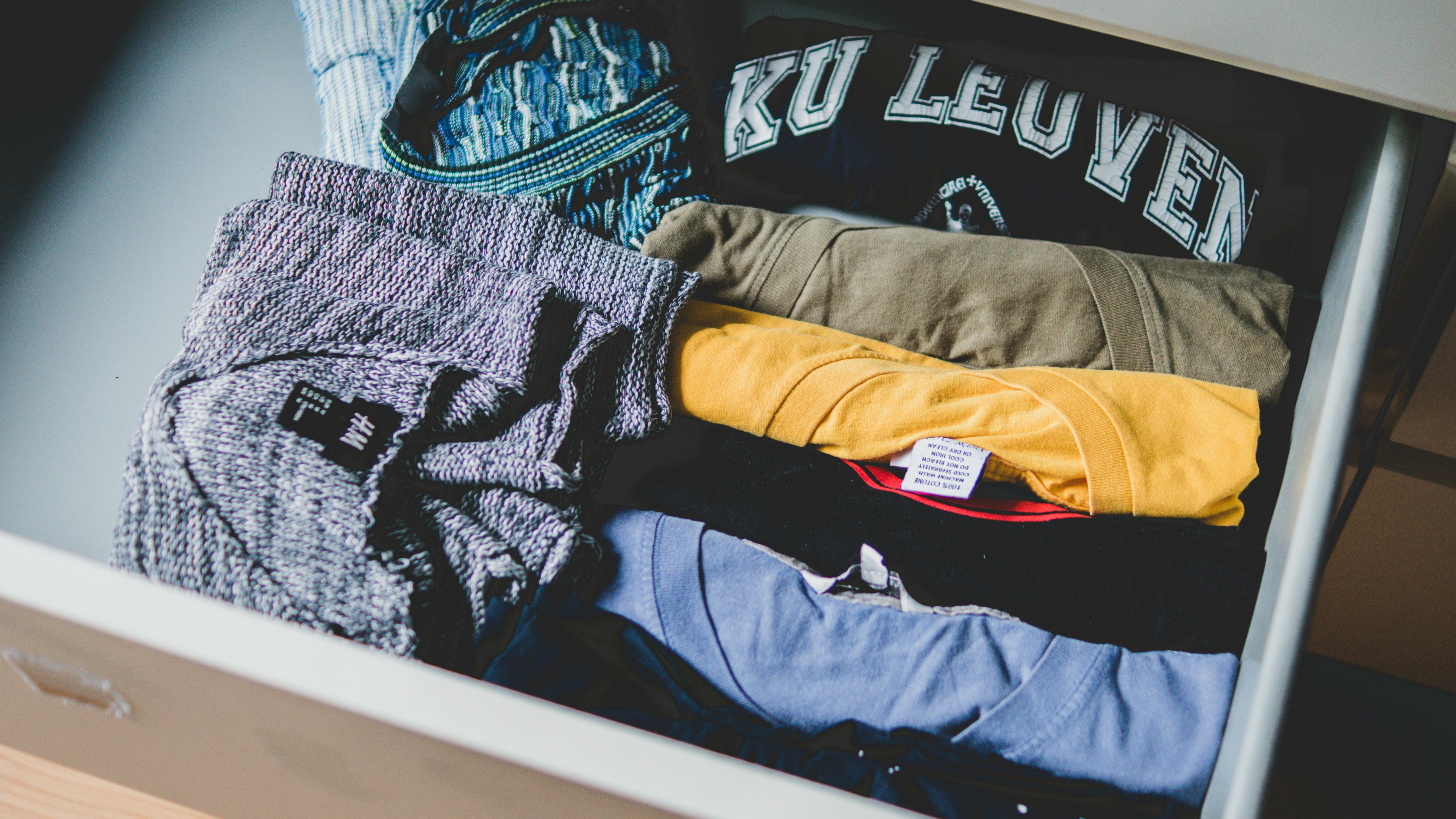 Un tiroir plein de vêtements | Source : Pexels