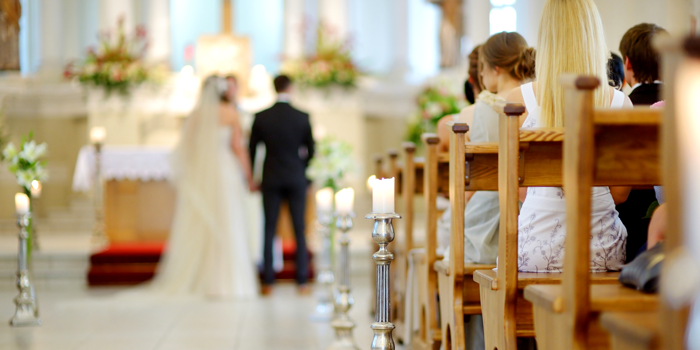 Une mariée et un marié devant l'autel | Source : Shutterstock