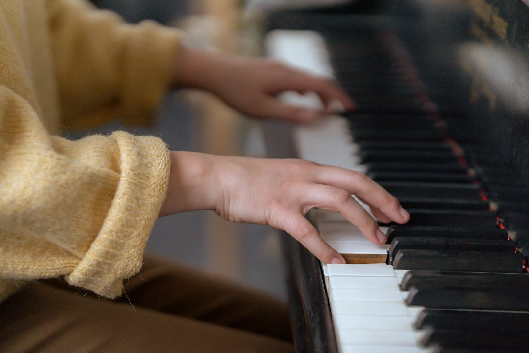 Une jeune femme jouant du piano | Source : Pexels